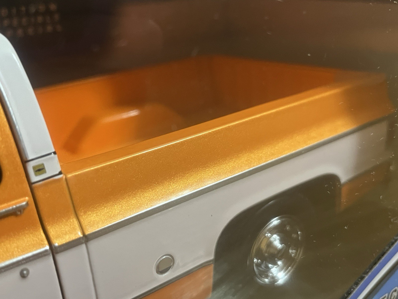 Maisto 1:18 1974 Chevrolet C10 Cheyenne Super Pickup Truck Orange With White Top