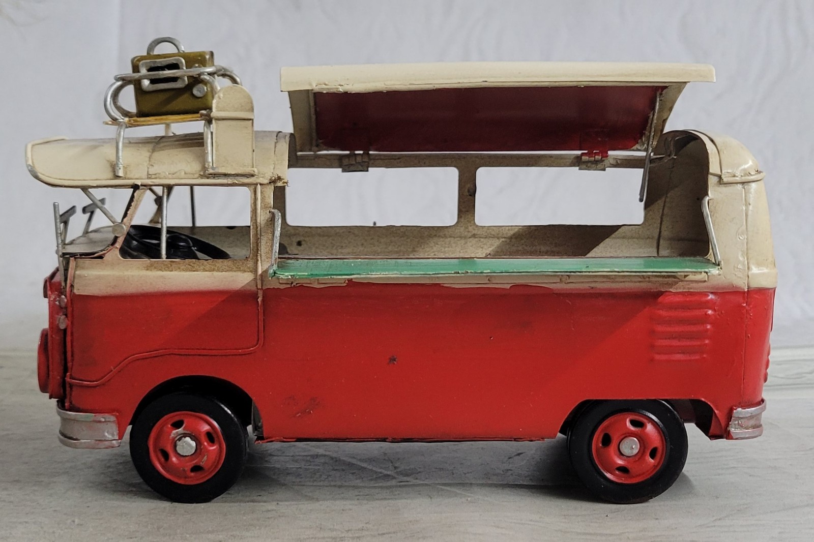 Decorative Min Bus With Silver Brief Case Home/Office/Cabin Decoration Figurine
