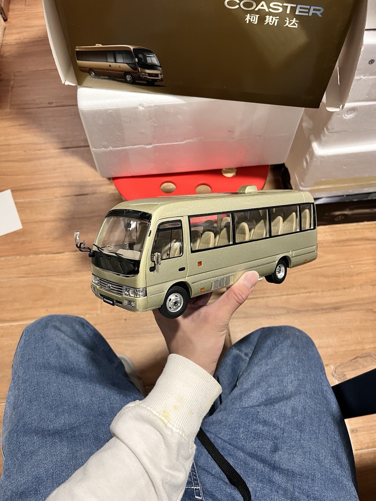 1:24 Scale Toyota Coaster Liesse Passenger Minibus Diecast Model Car