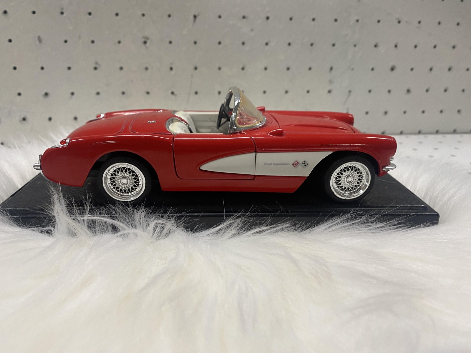 Chevrolet Corvette 1957 1:43 Diecast Model Toy Car Red Convertible With Stand