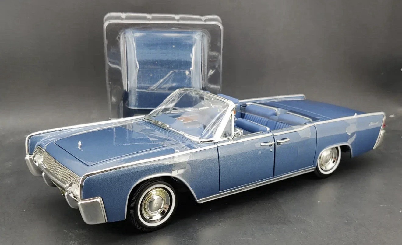 1 Left! 1/18 1961 Blue Lincoln Continental Road Signature Future, Rare Car!