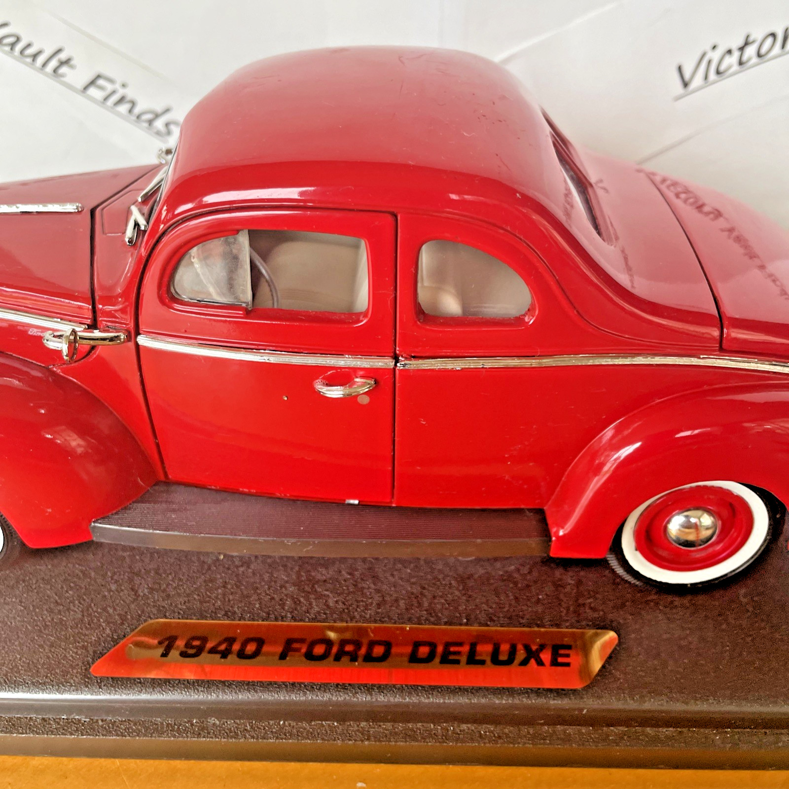 MotorMax American Classics 1940 Ford Deluxe Coupe Red 1:18 Diecast Car 73108