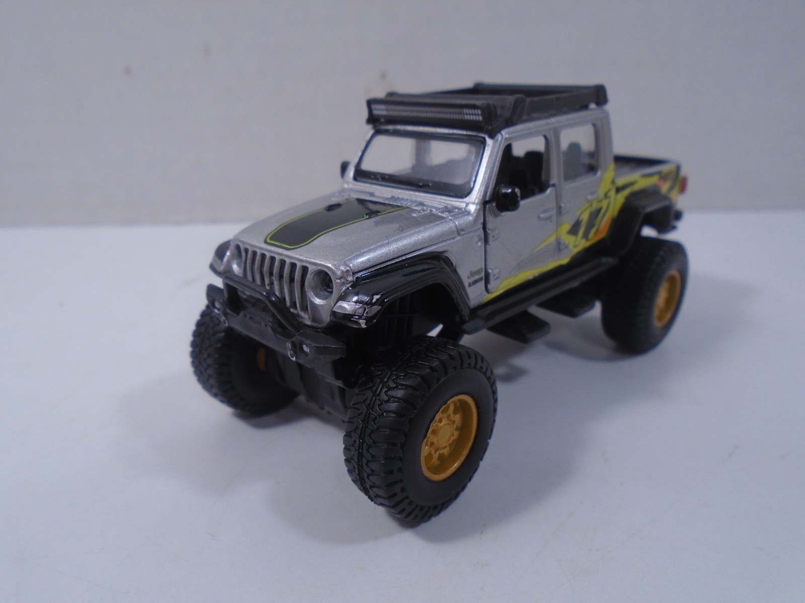 MAISTO–4.5″ SILVER & BLACK JEEP GLADIATOR (LOOK)