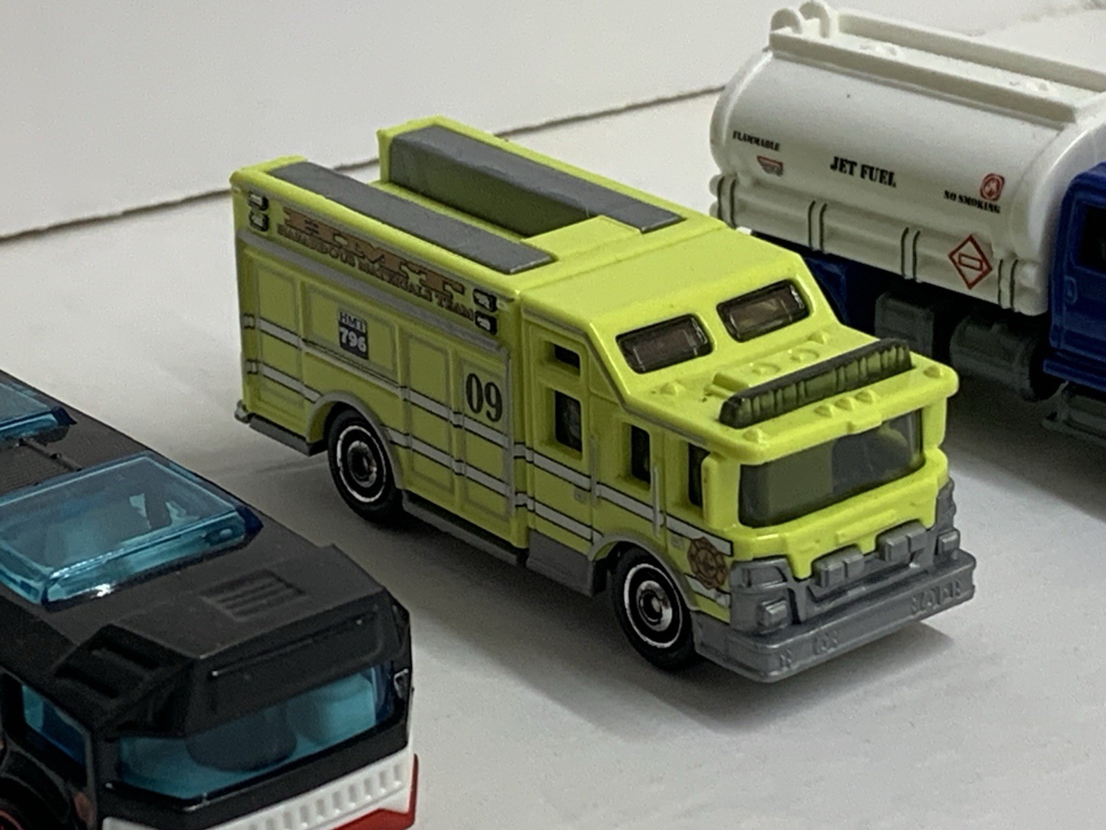 Lot Of 5 Toy Cars Die-cast And Plastic Hot wheels And Other Brands Preowned.