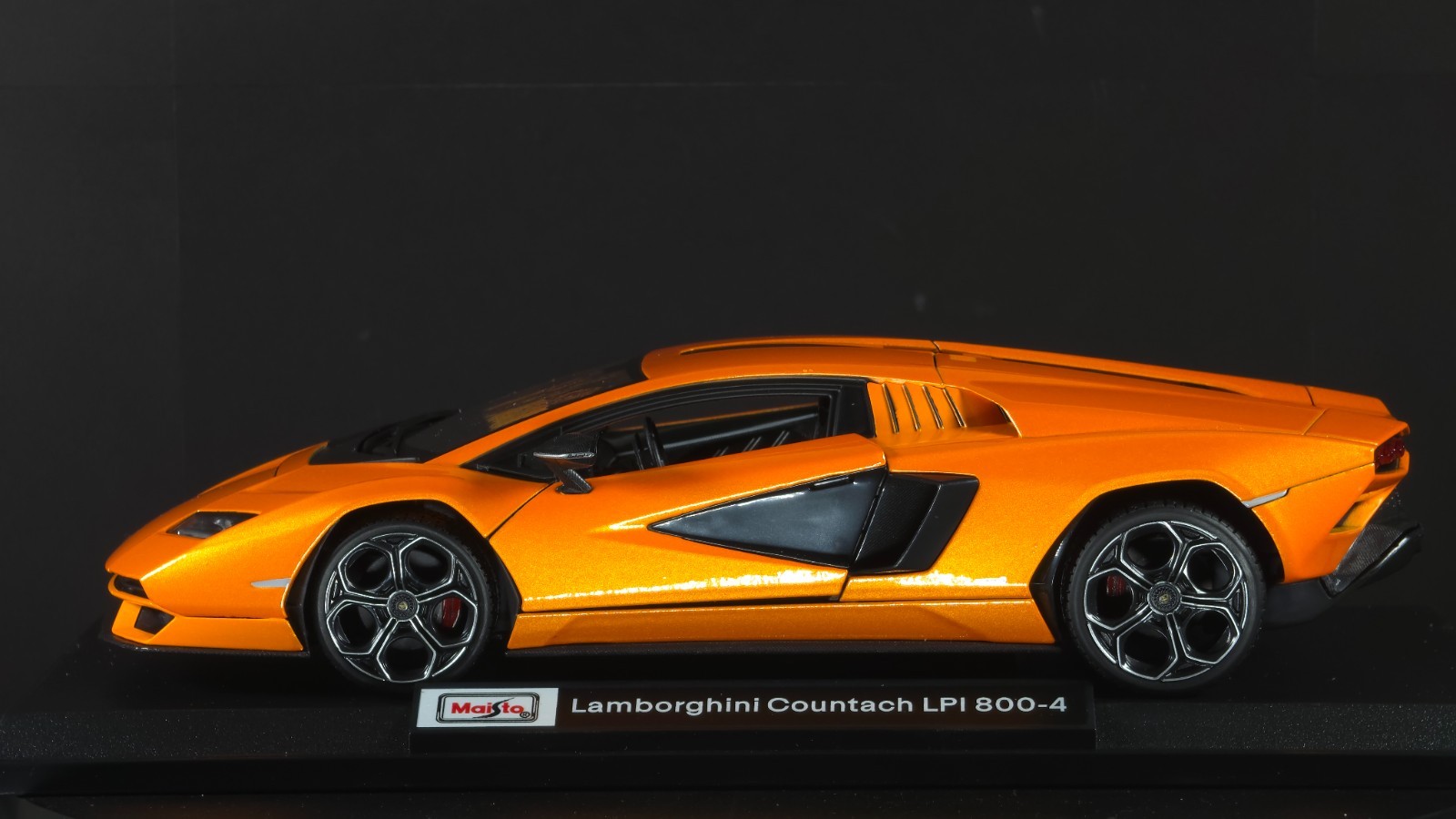 Lamborghini Countach LPI 800-4 1:18 Maisto Exclusive Style Special Edition