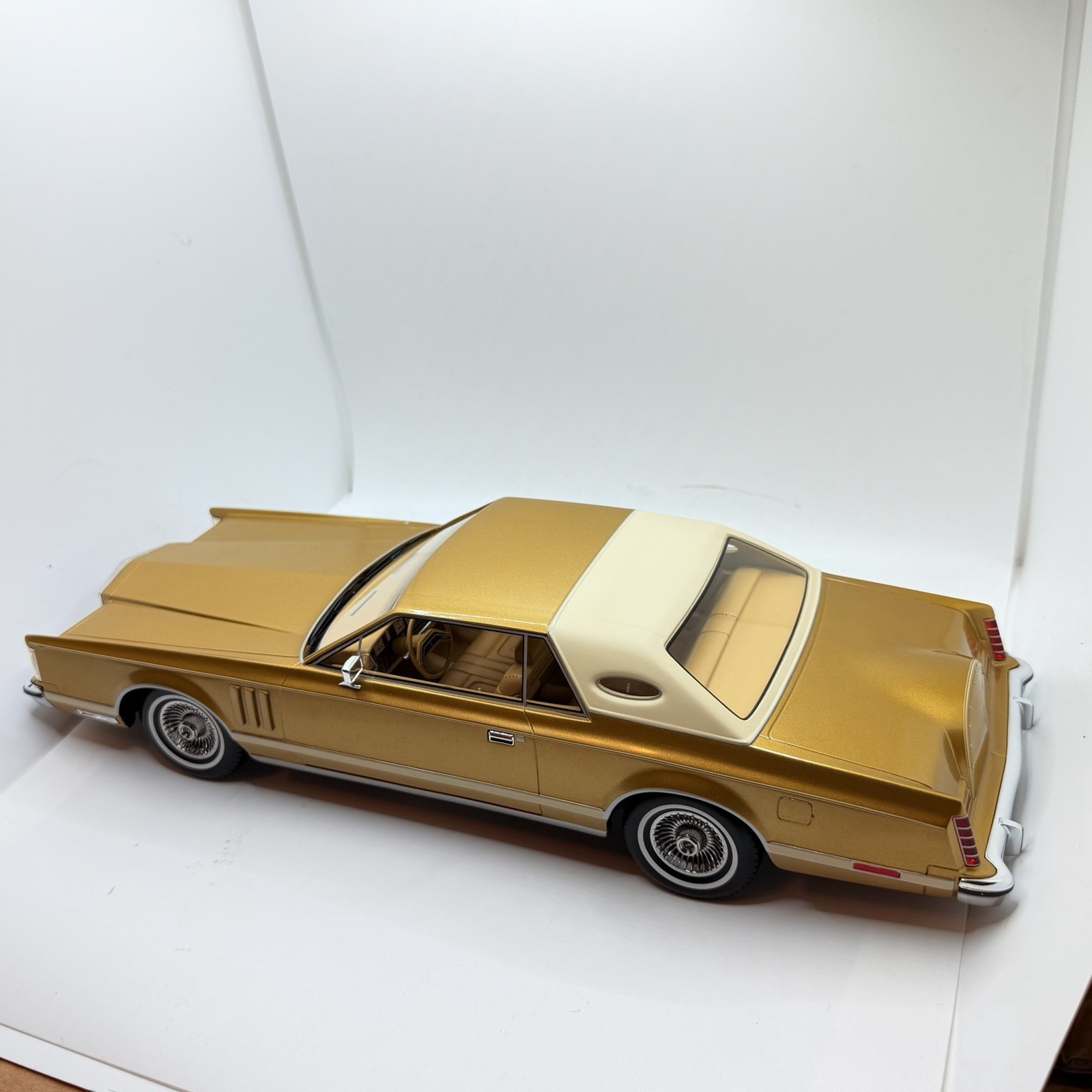 1977 LINCOLN CONTINENTAL MARK V GOLD SEALED MODEL 1:18 by MCG MODEL CAR GROUP