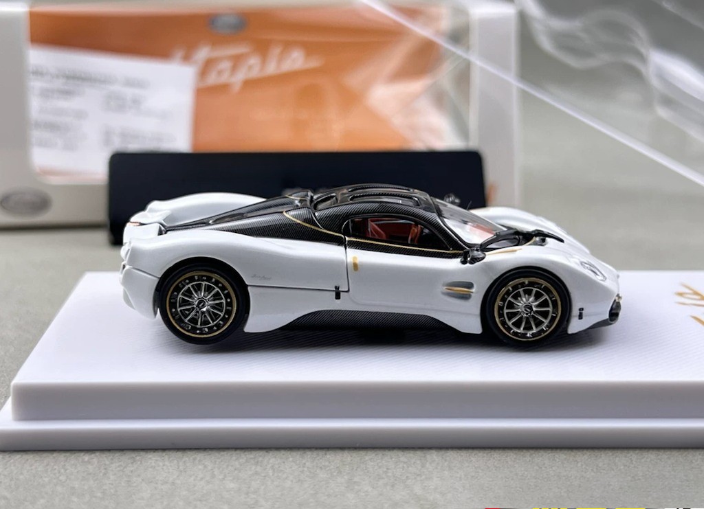 CM 1:64 White Utopia Racing Sports Model Diecast Metal Car
