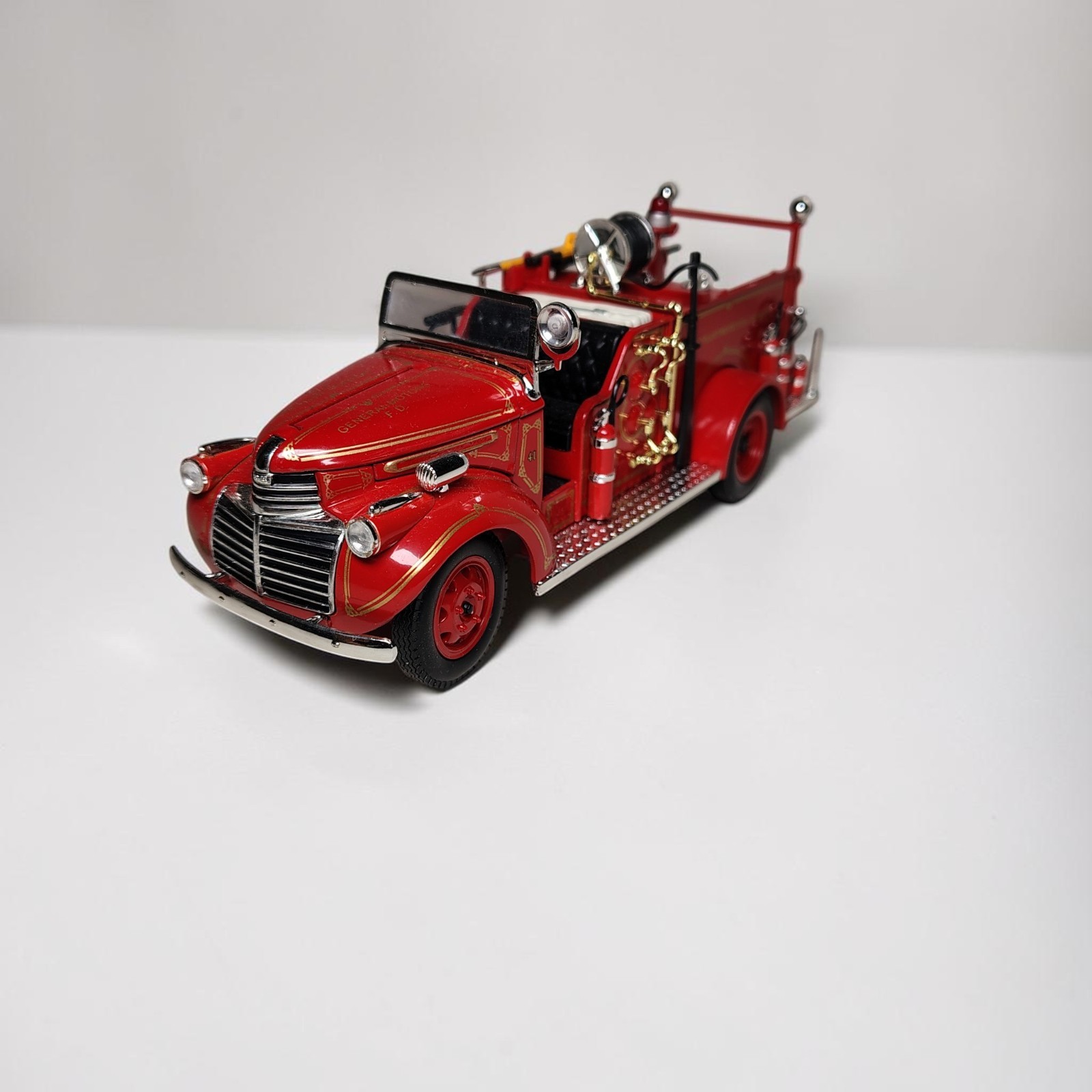 1941 GMC Fire Truck 1:24 Road Signature Diecast – Mint Condition Loose