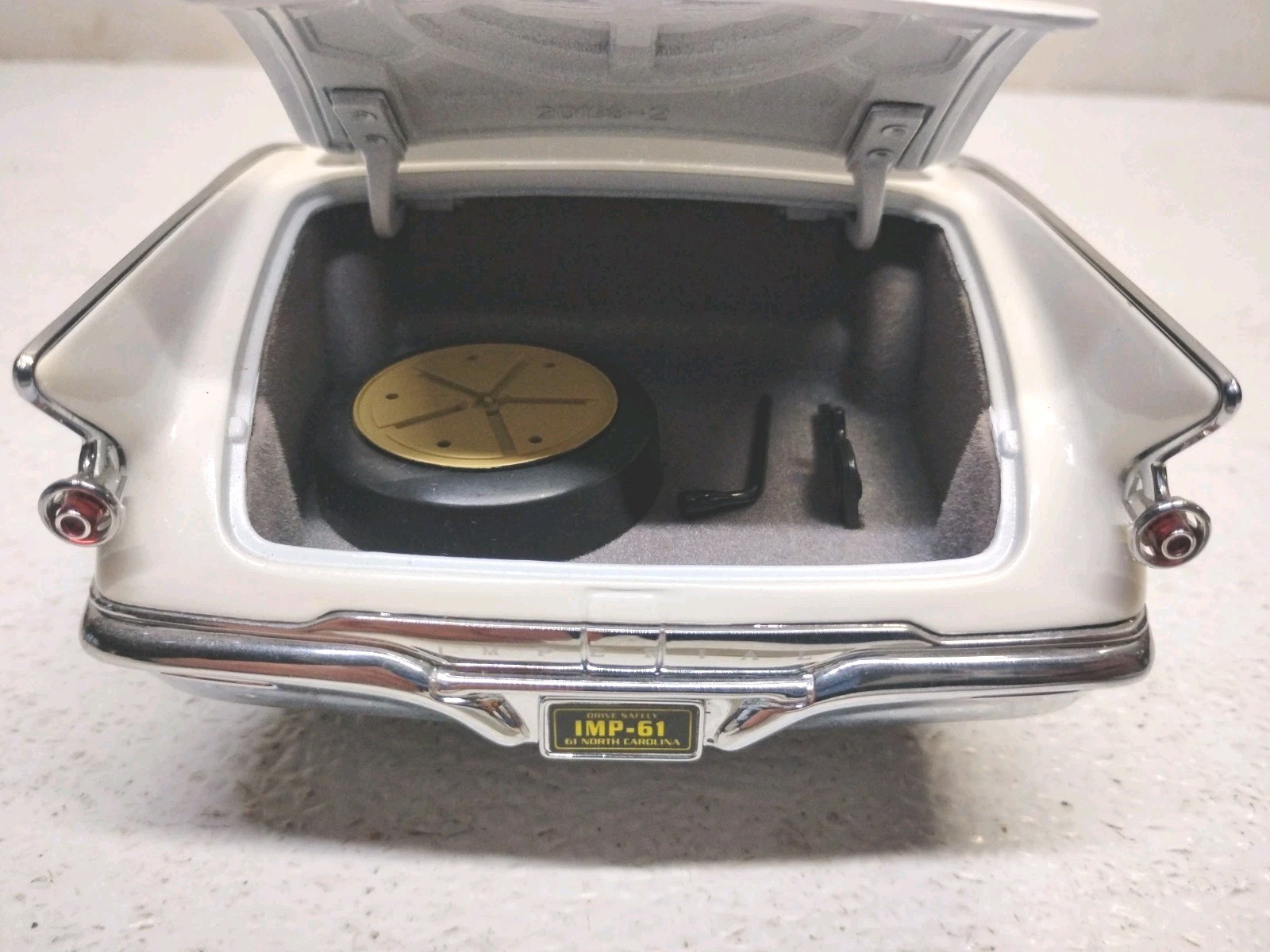 Yat Ming Road Signature 1961 Imperial Crown Convertible White 1:18 Removable Top
