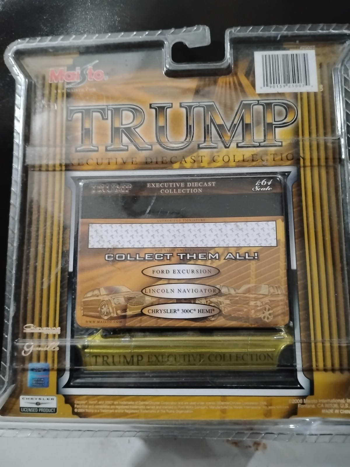 TRUMP Maisto Executive Diecast Collection GOLD Chrysler 300C Hemi 1/64