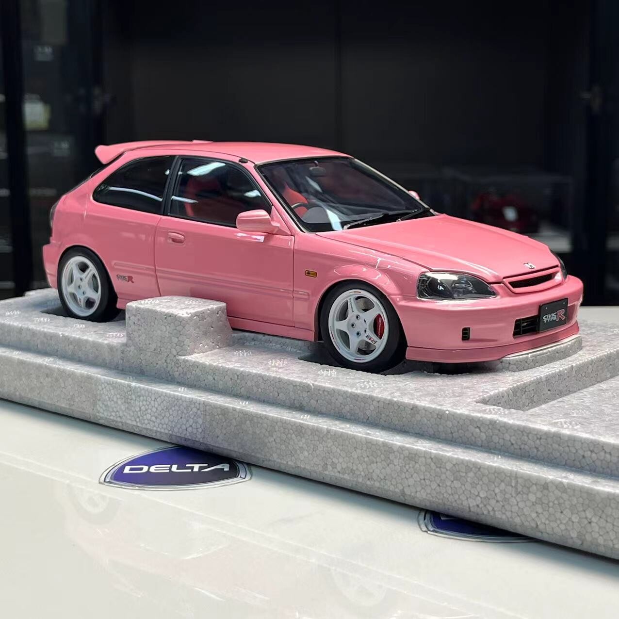 Motorhelix 1/18 honda civic type r EK9 In Light Pink