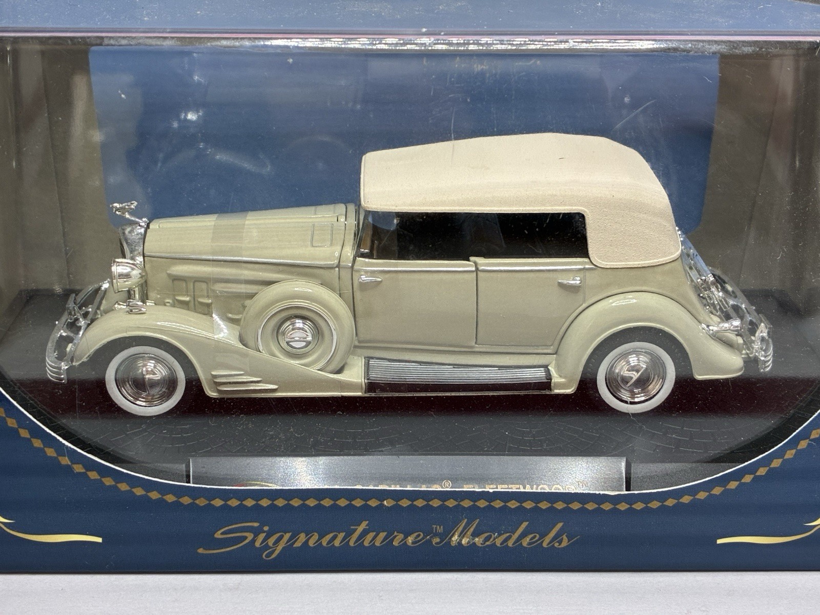 SIGNATURE MODELS 1933 Cadillac FLEETWOOD Die Cast NEW in Original BOX