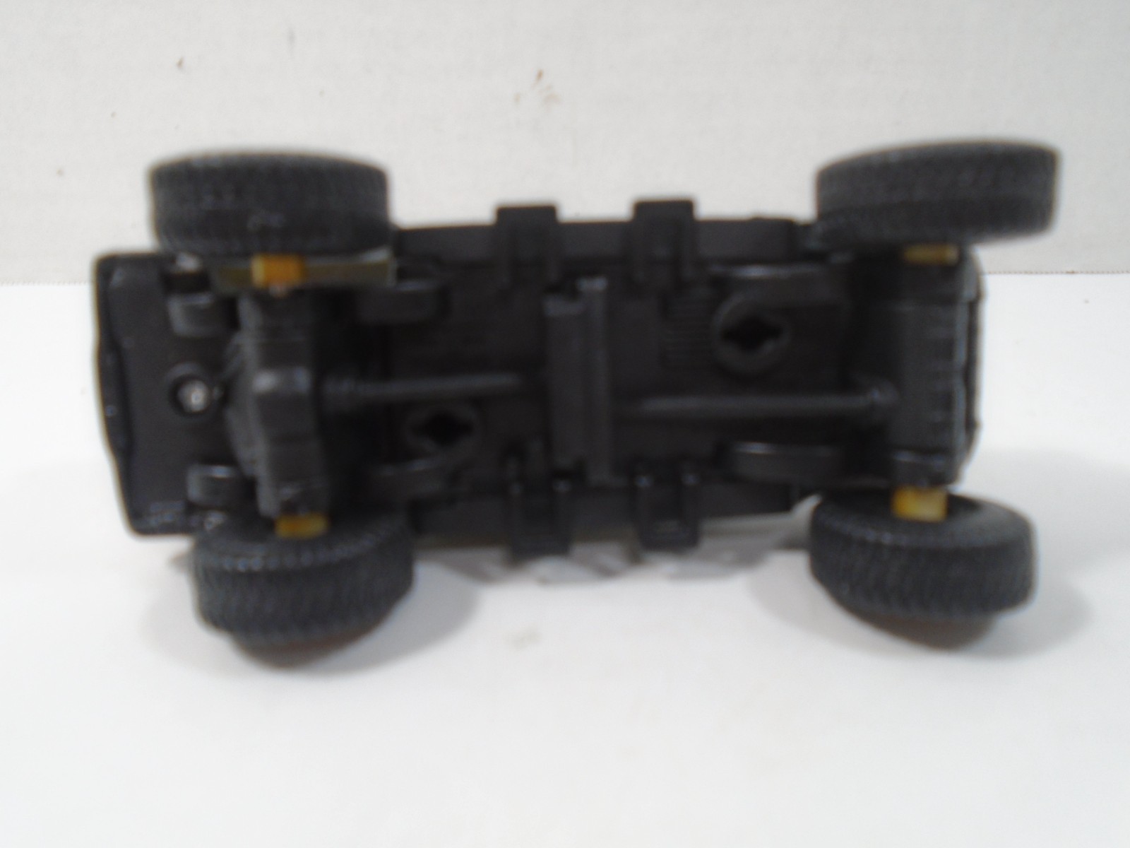 MAISTO–4.5″ SILVER & BLACK JEEP GLADIATOR (LOOK)