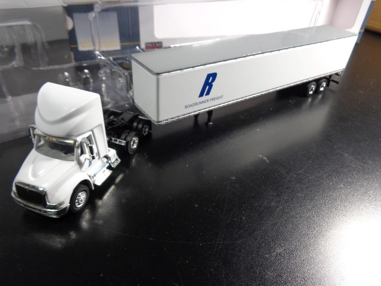 Reduce SPECCAST 34611 ROADRUNNER FREIGHT INTERNATIONAL 8600 TRUCK & TRAILER 1/64