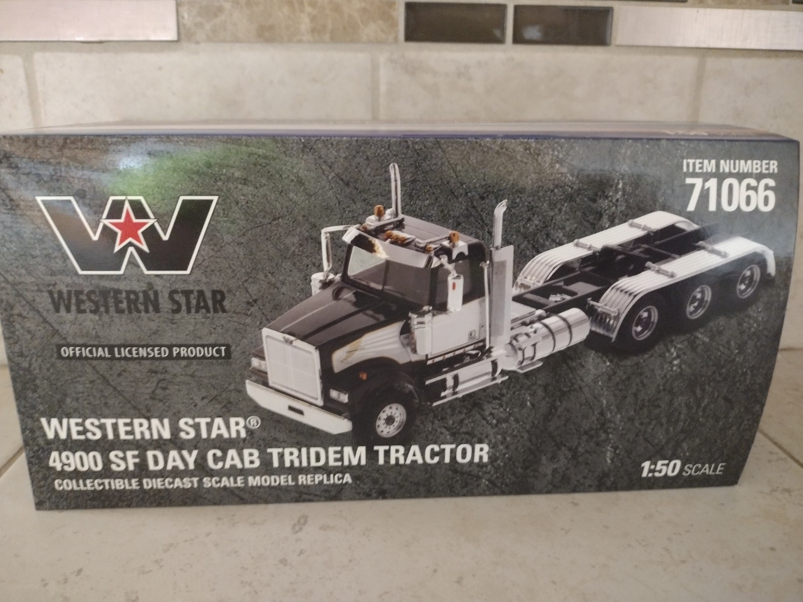 Diecast Masters Western Star 4900 SF Day Cab Tridem Tractor 1:50 71066