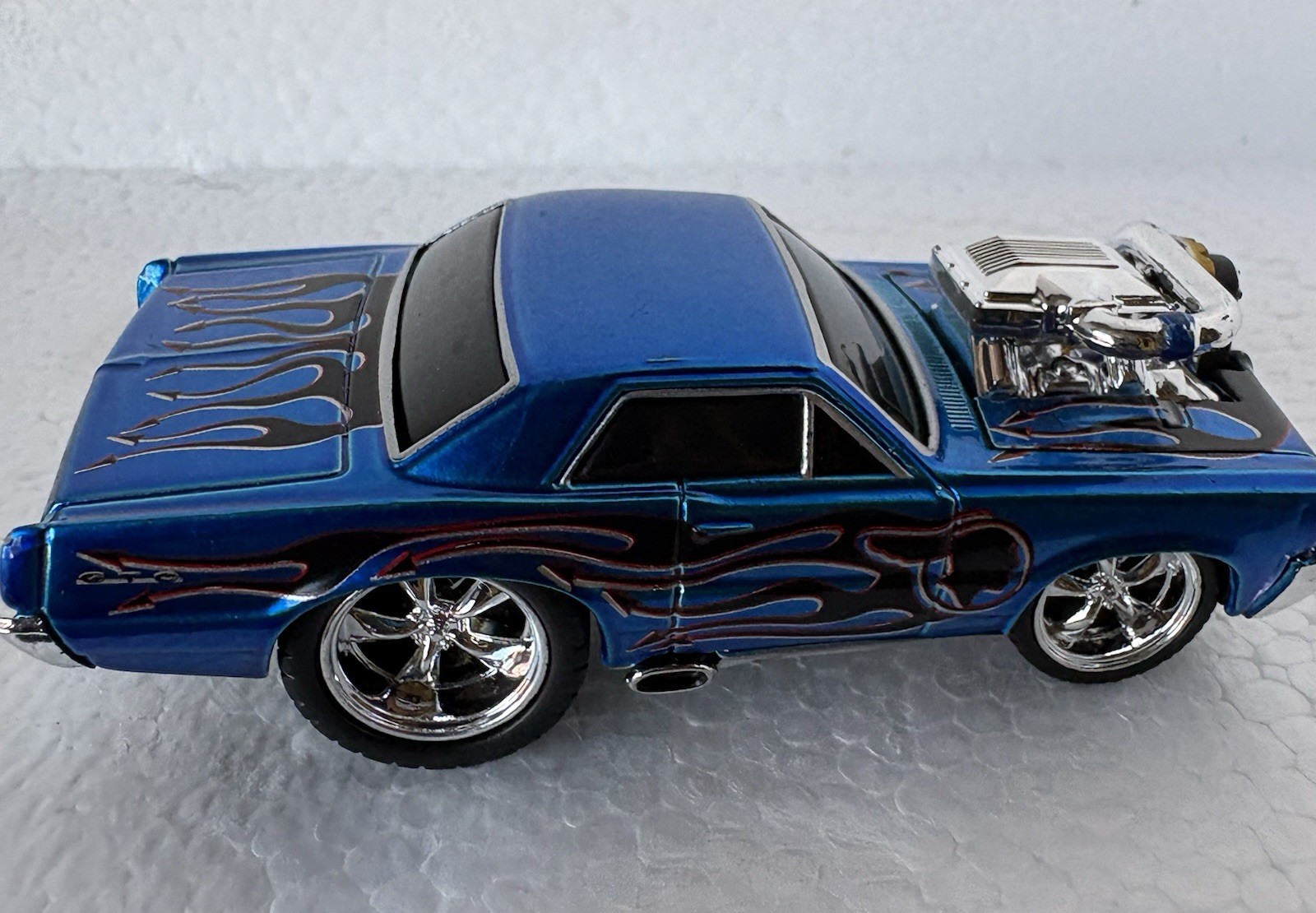 Muscle Machines 1965 Pontiac GTO Blue w/ Flames Chrome Blower 1/64 Diecast Car