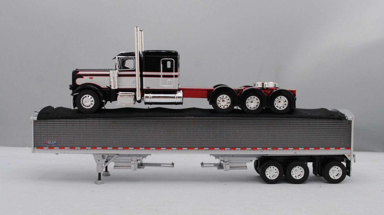 DCP 1/64 Red Black Silver Tri-Axle Peterbilt 389 Wilson Tri-Axle Grain 60-1473