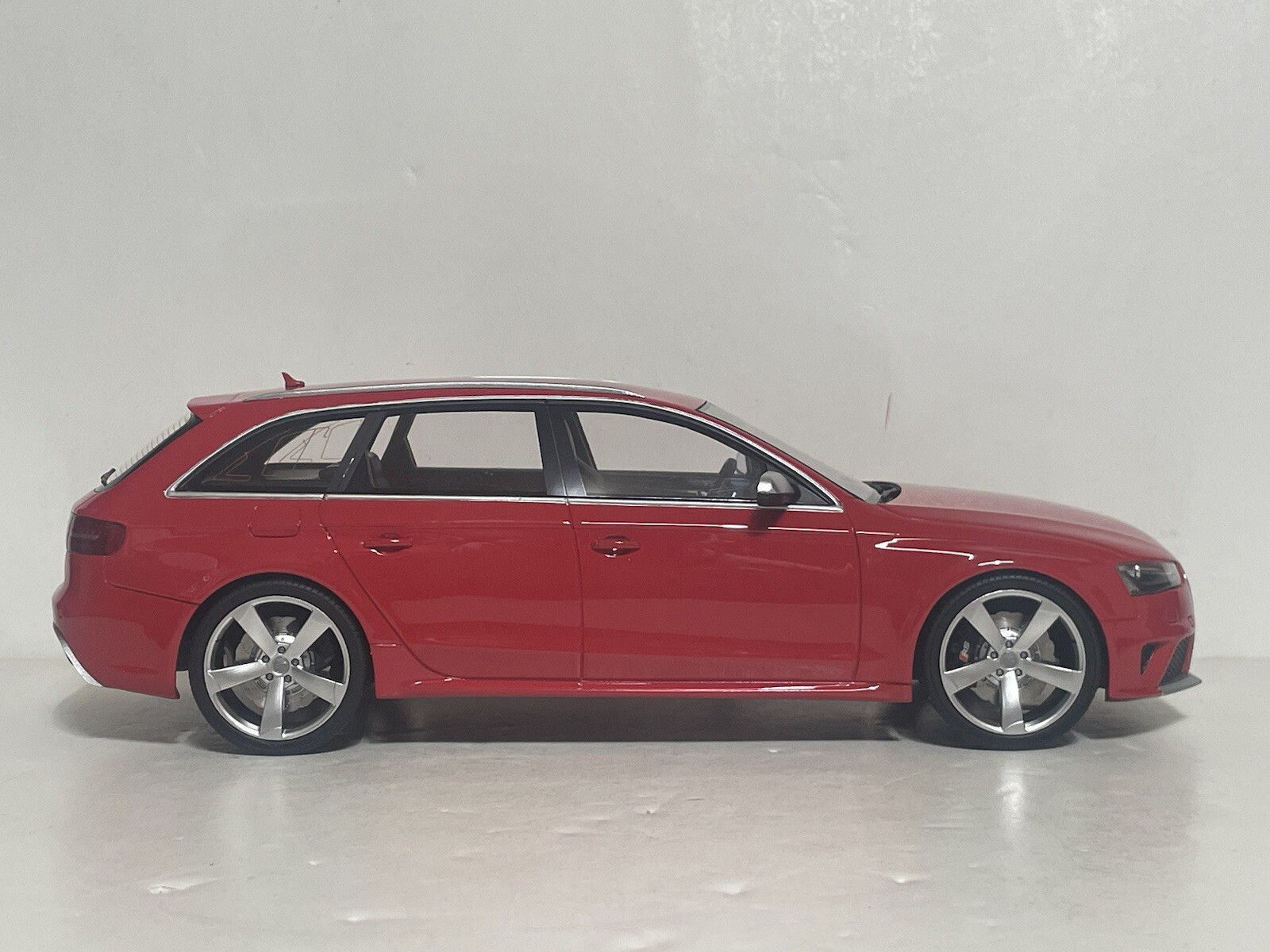 GT Spirit 1/18 Audi (B8)RS4 Avant Red 2013(GT016A)