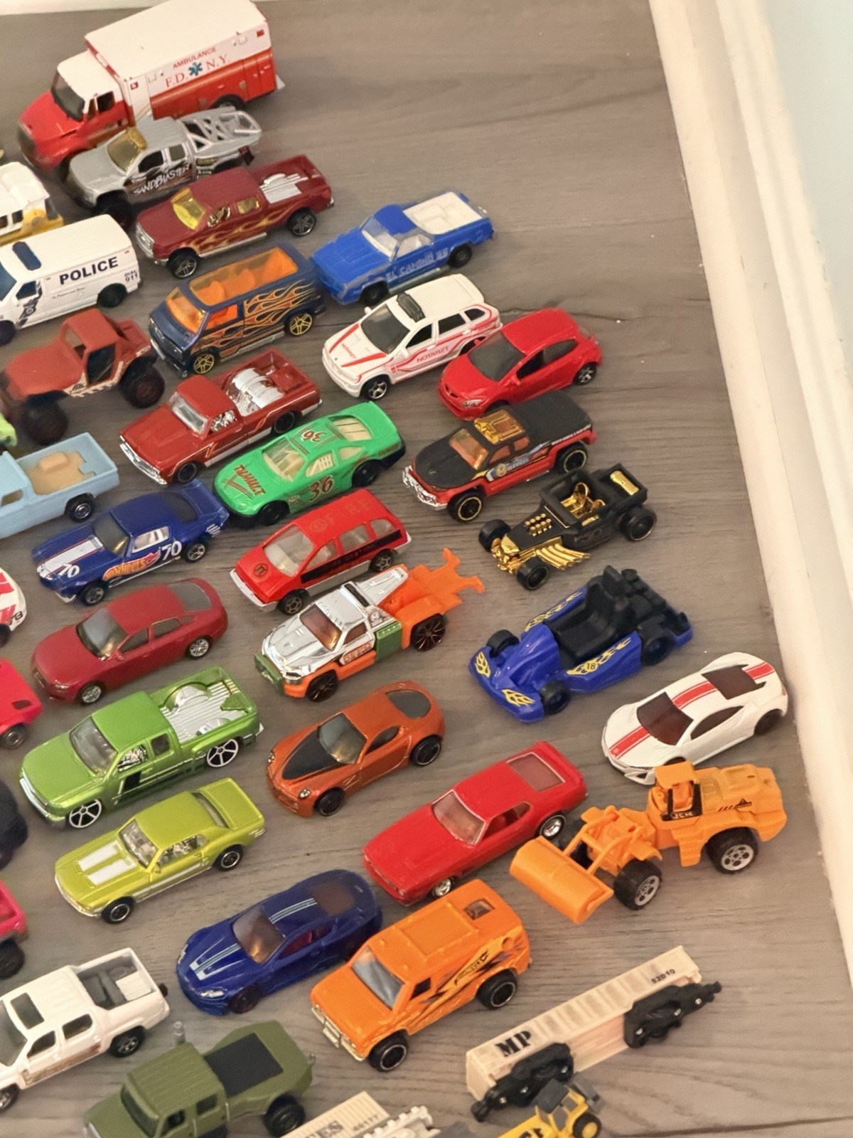 Large (126 pieces) collection of loose die-cast , plastic toy cars. Various size