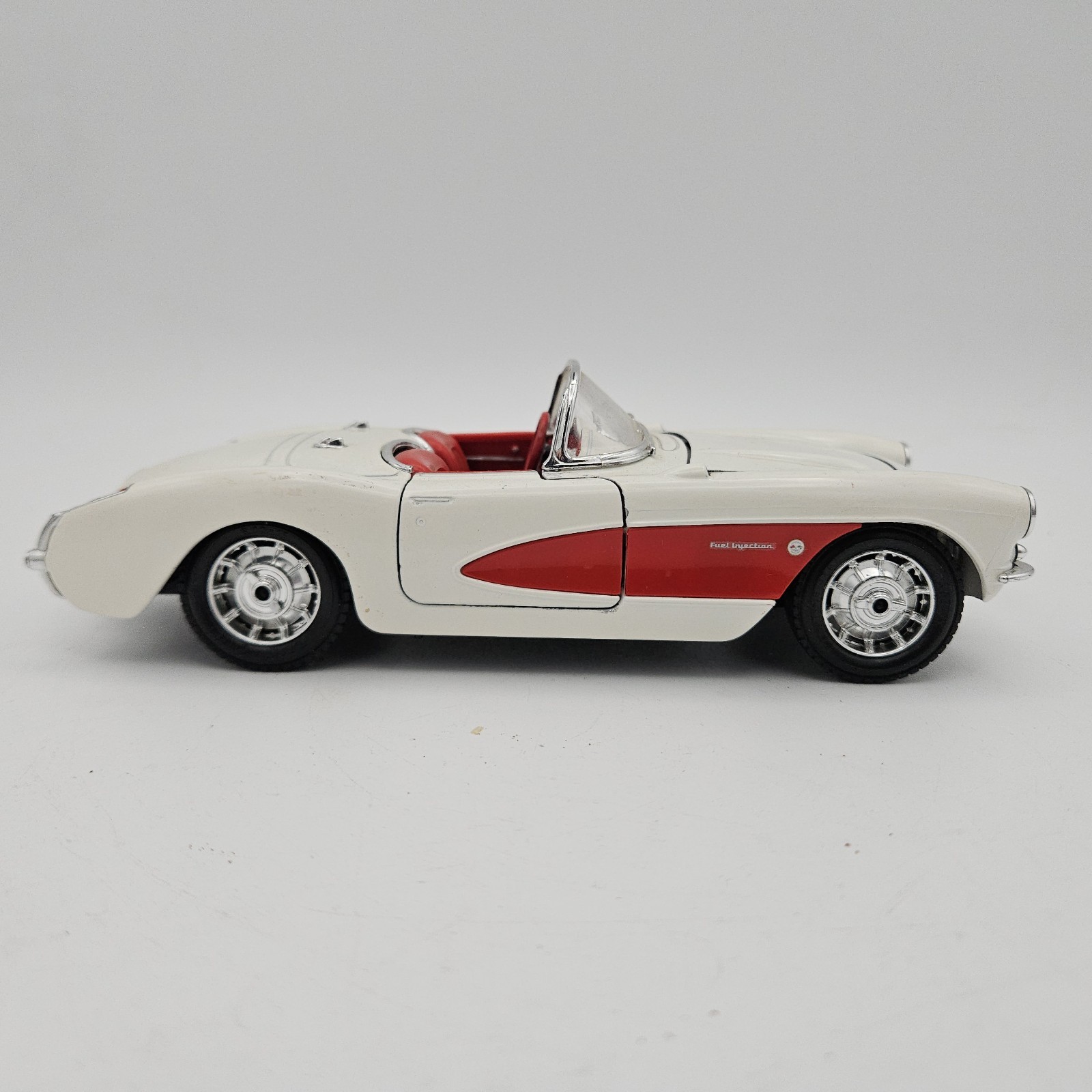 Burago 1:24 Diecast 1957 Chevrolet Corvette White & Red No Box
