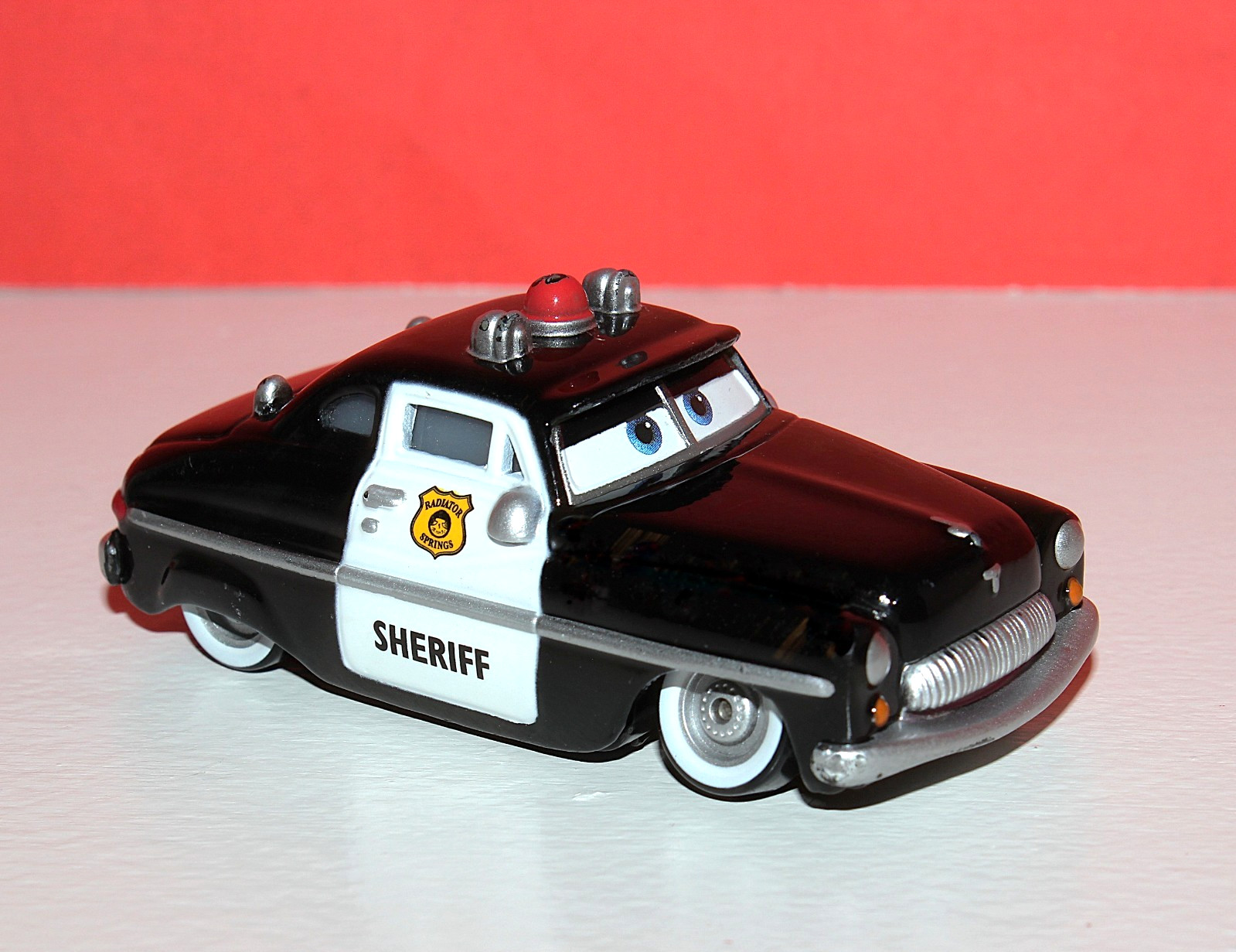 DISNEY PIXAR CARS “SHERIFF” 1949 MERCURY 1:55 DIECAST GOOD/CHIP ON RED LIGHT