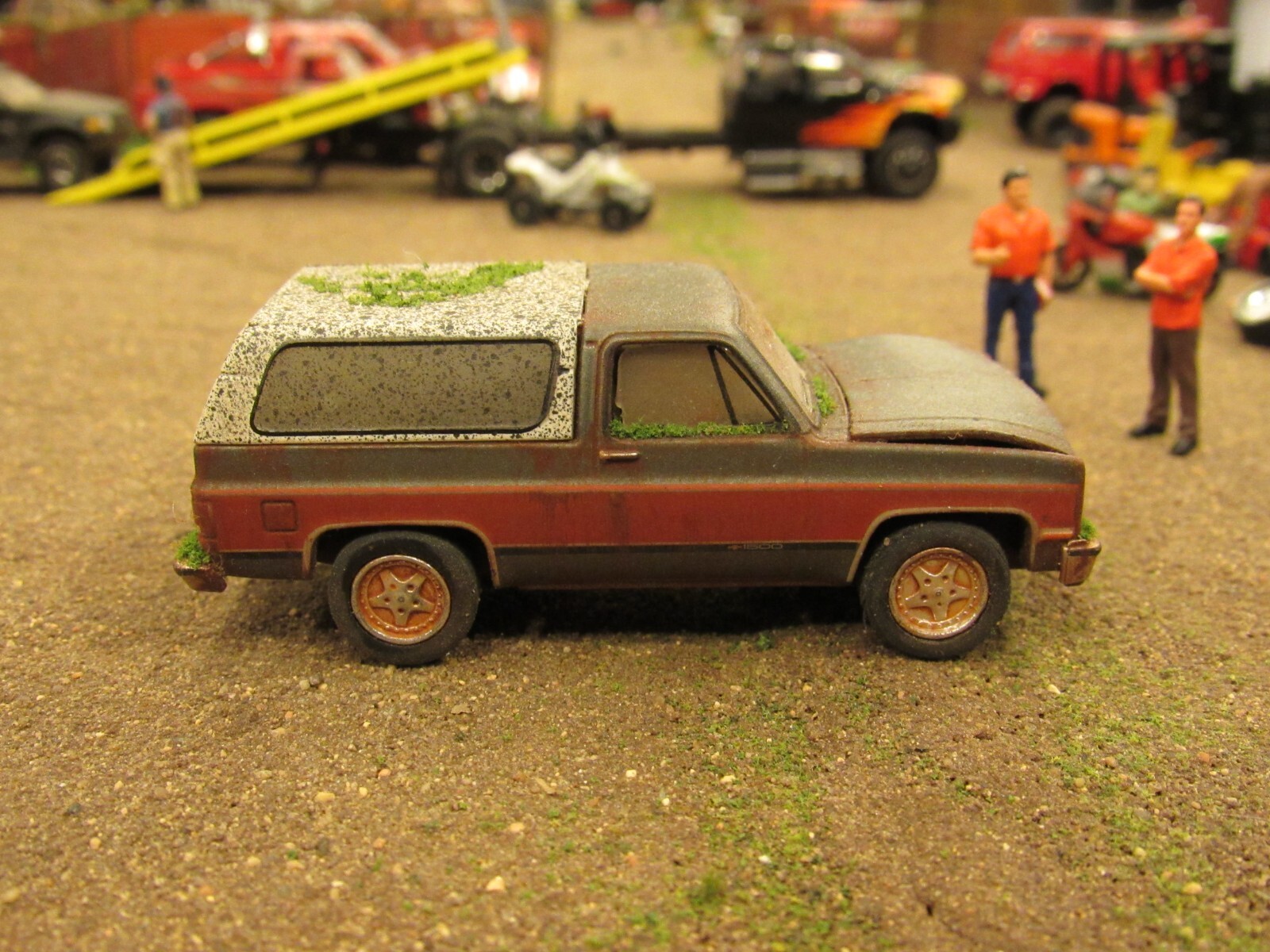 CUSTOM BUILT WEATHERED RUSTY JUNK PARTS YARD 1980’s CHEVY K5 BLAZER 4X4 1:64/