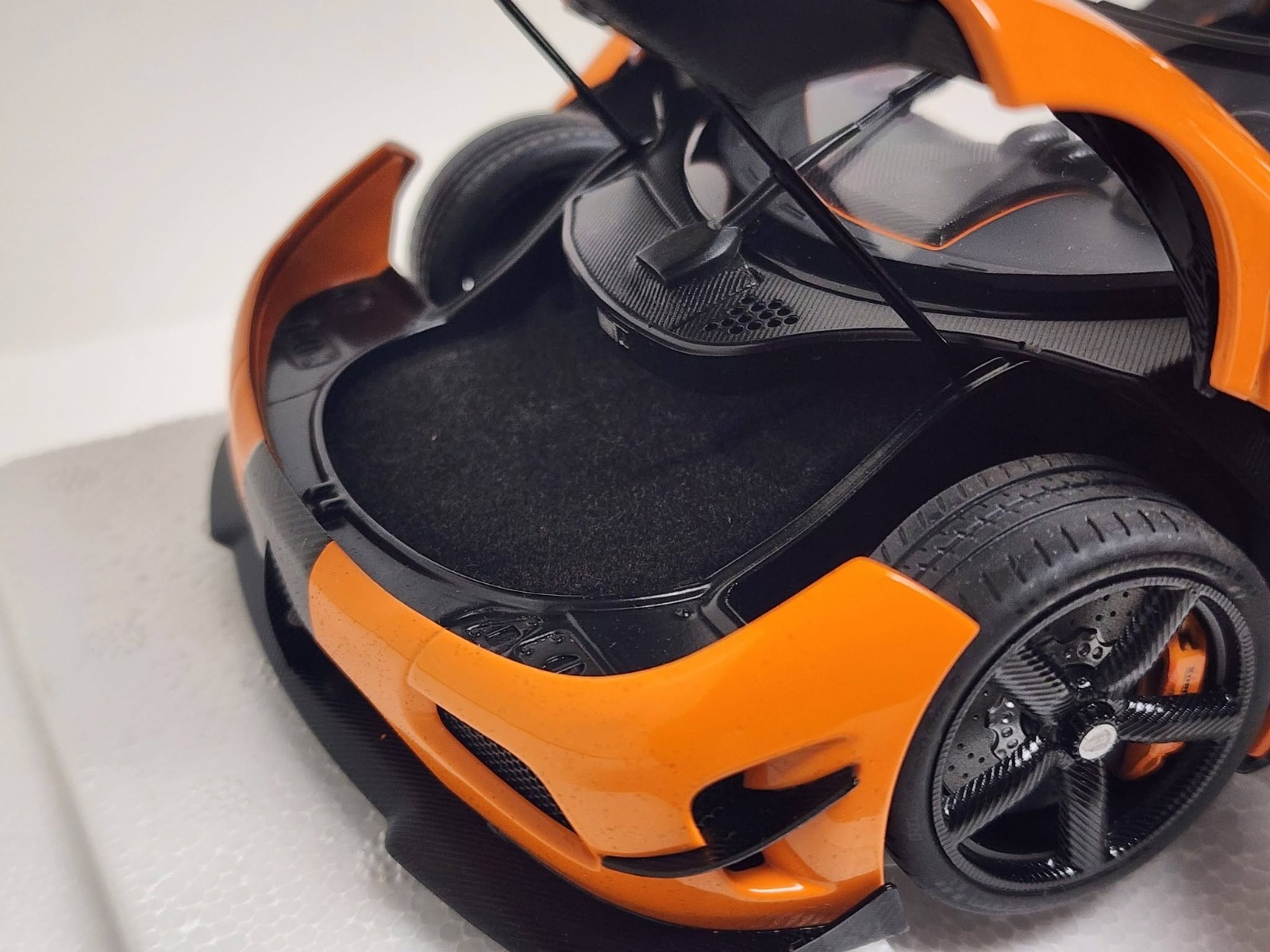 AUTOart: 1/18 autoart model car – Koenigsegg One 1 Agera RS, cone orange/black.
