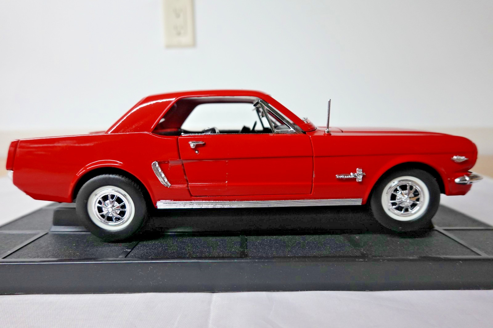 Mira 6126 1964 1/2 Red Ford Mustang Hardtop Golden Line 1:18