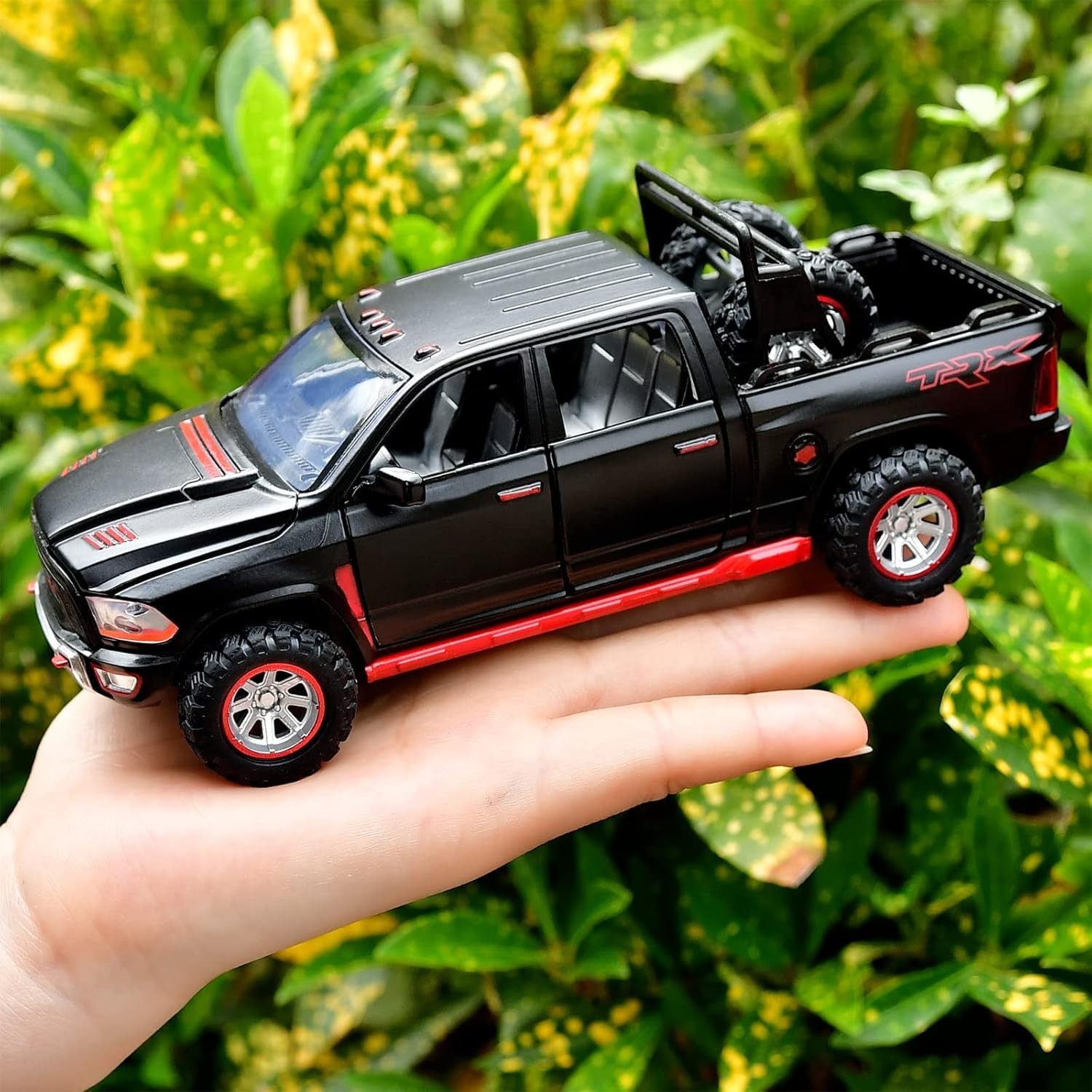 Realistic RAM 1500 Diecast Truck Model with Pull-Back Action & Lights – 1:32