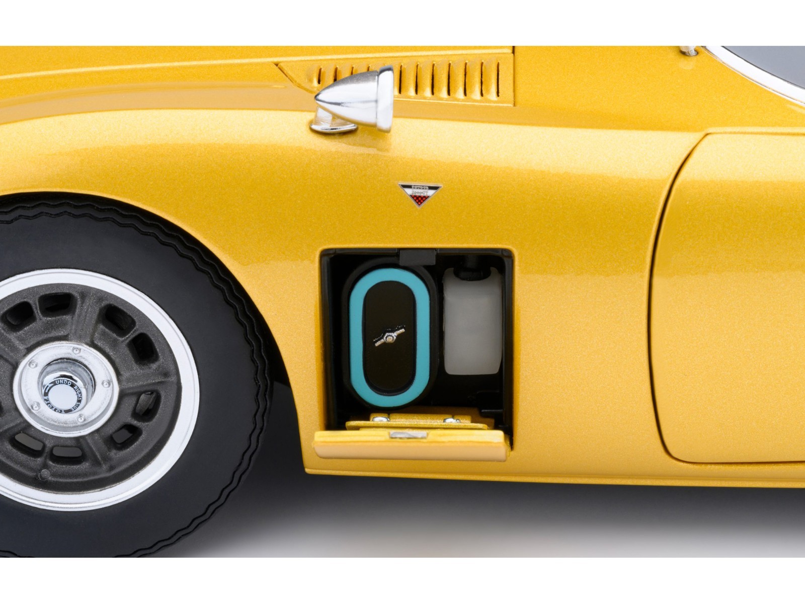 1967 TOYOTA 2000GT RHD GOLD 1/18 MODEL CAR BY AUTOART 79549