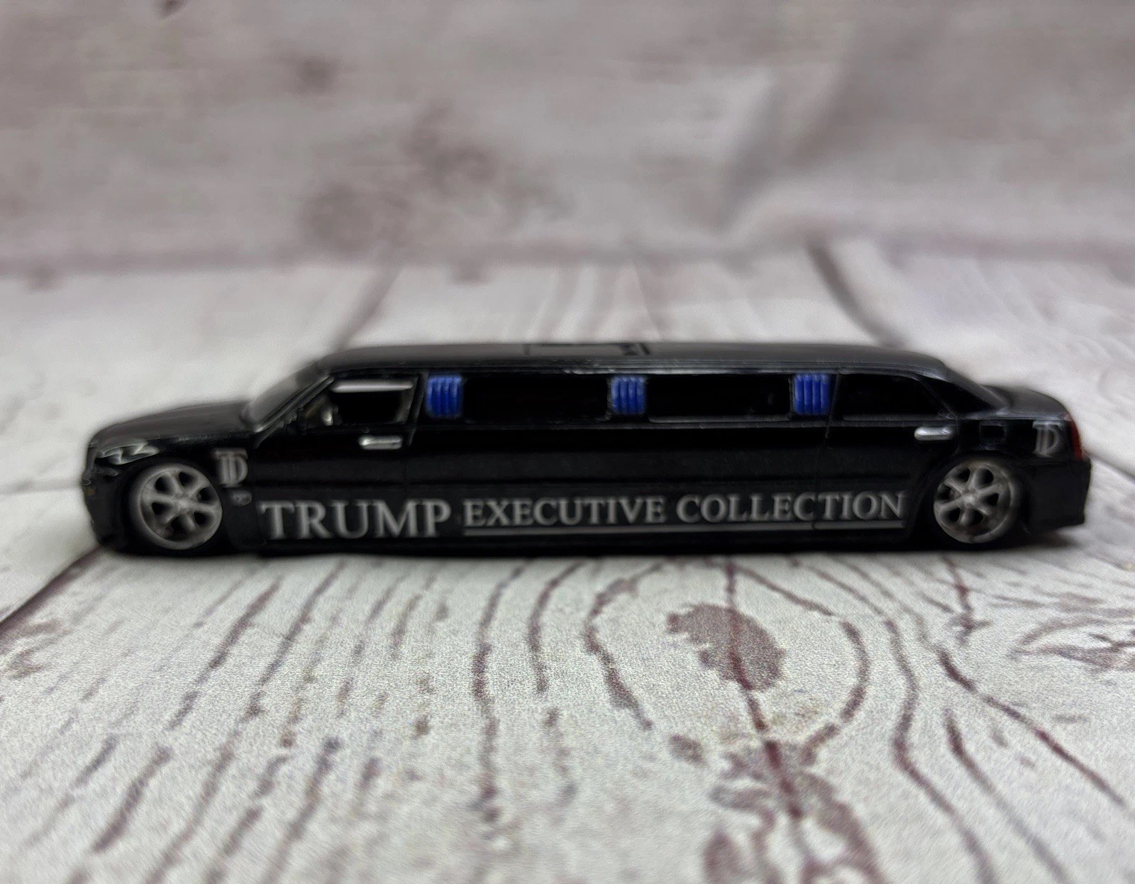 Trump Executive Diecast Collection Chrysler 300C Hemi Limo By Maisto 1/64 Scale