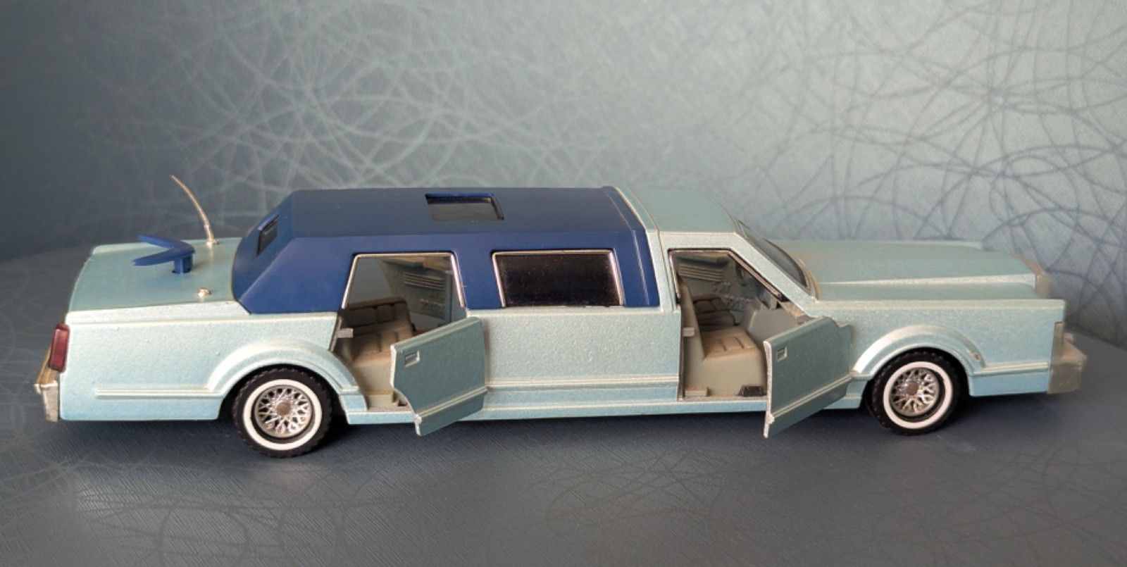 Majorette 3045 Series Super Stretch Limousine Dark/Light Blue, Doors Work