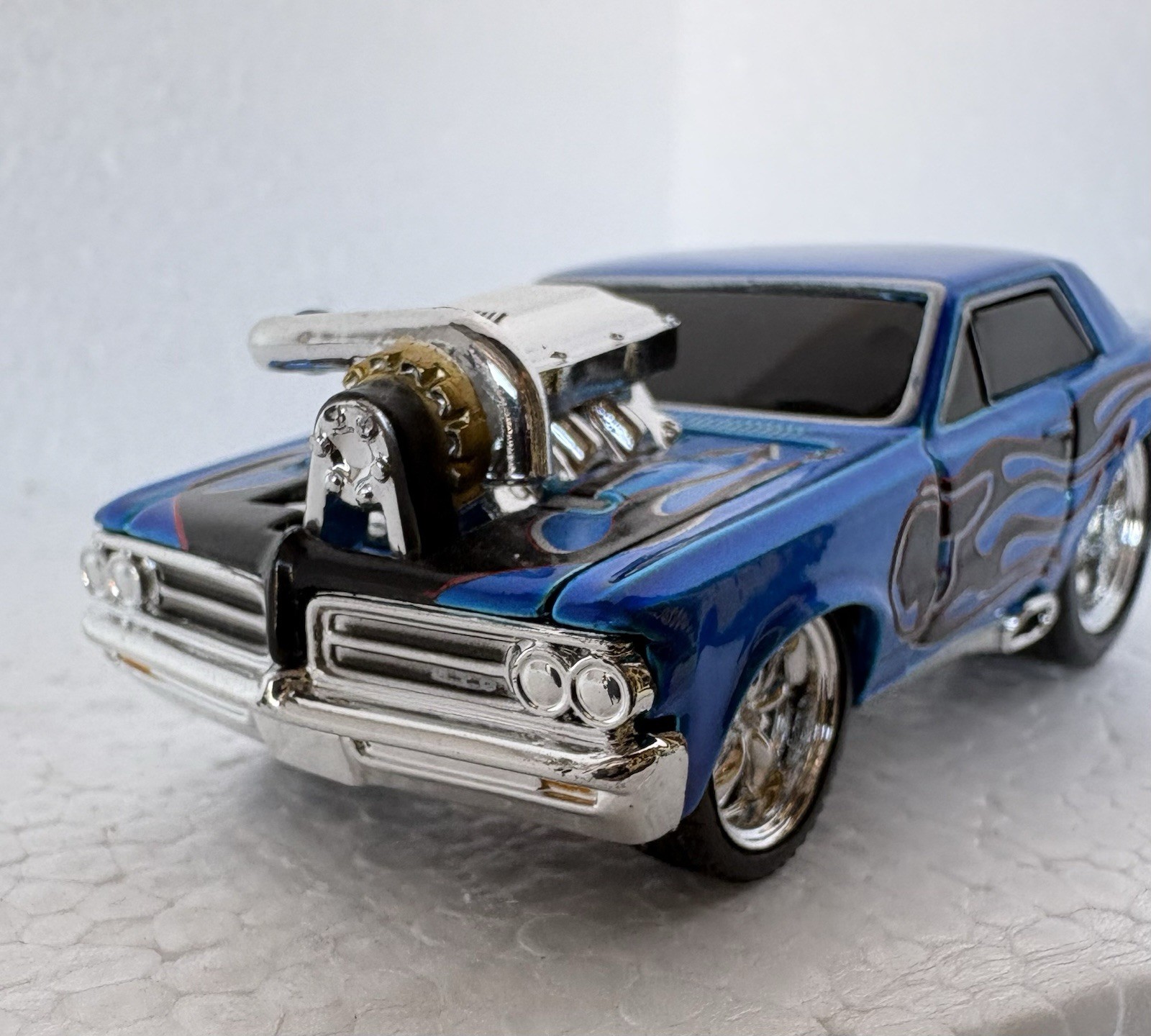 Muscle Machines 1965 Pontiac GTO Blue w/ Flames Chrome Blower 1/64 Diecast Car