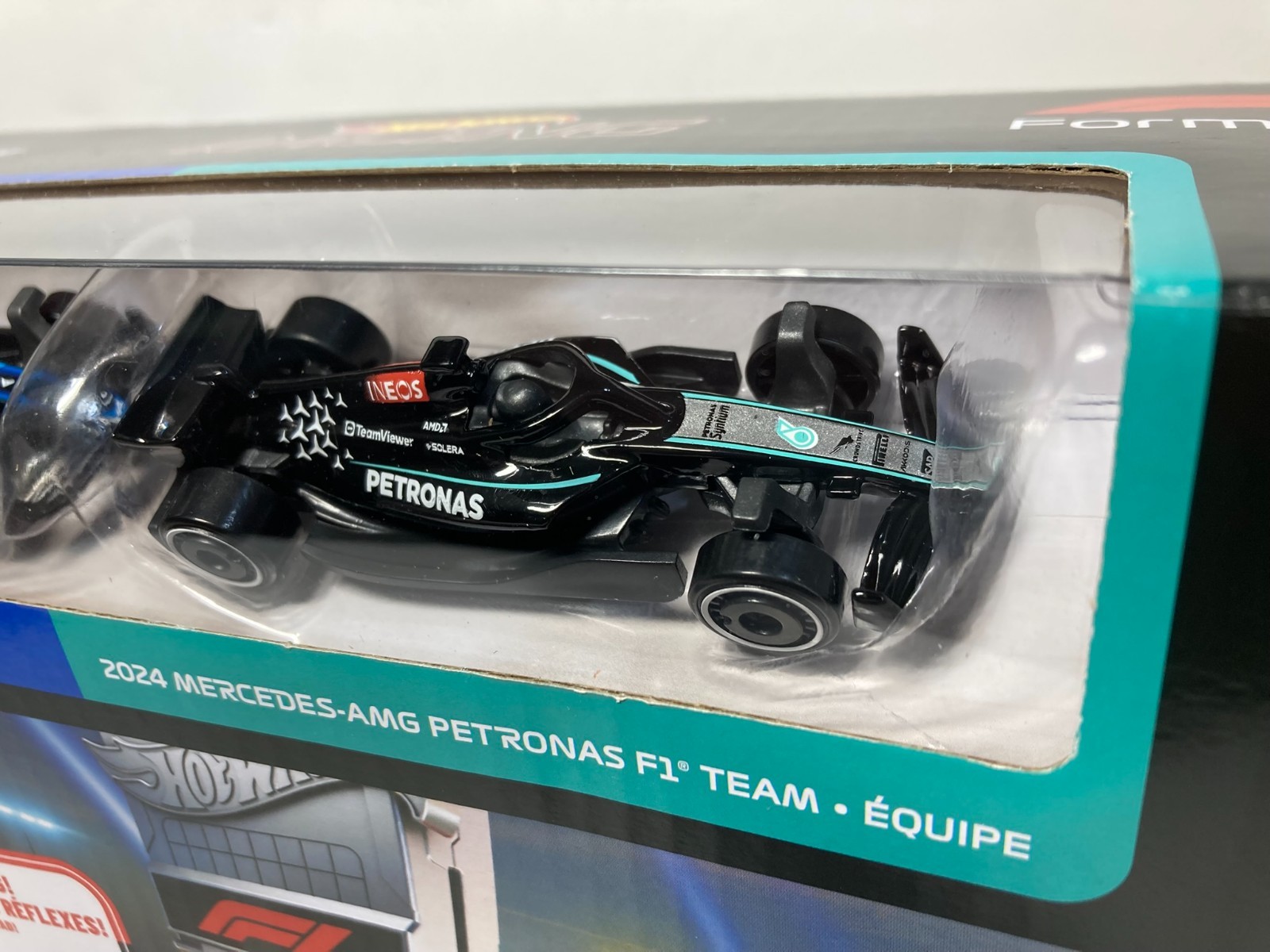 Hot Wheels Racing Formula 1 Grid Start Playset with 2 F1 Cars Play Set Track