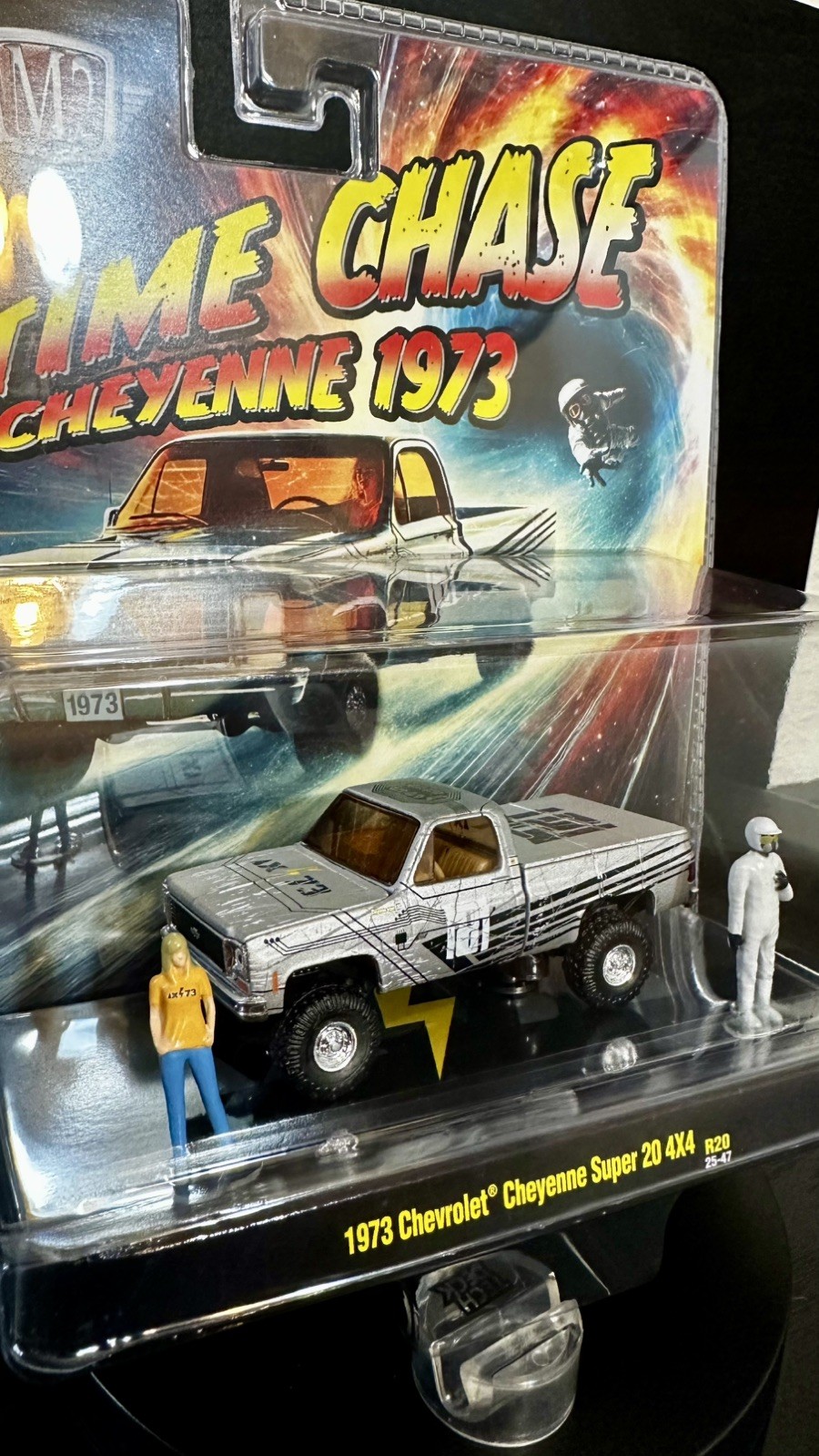 M2 Machines Diorama 1973 Chevrolet Cheyenne Super 20 4×4 Time Chase R20 New 2026