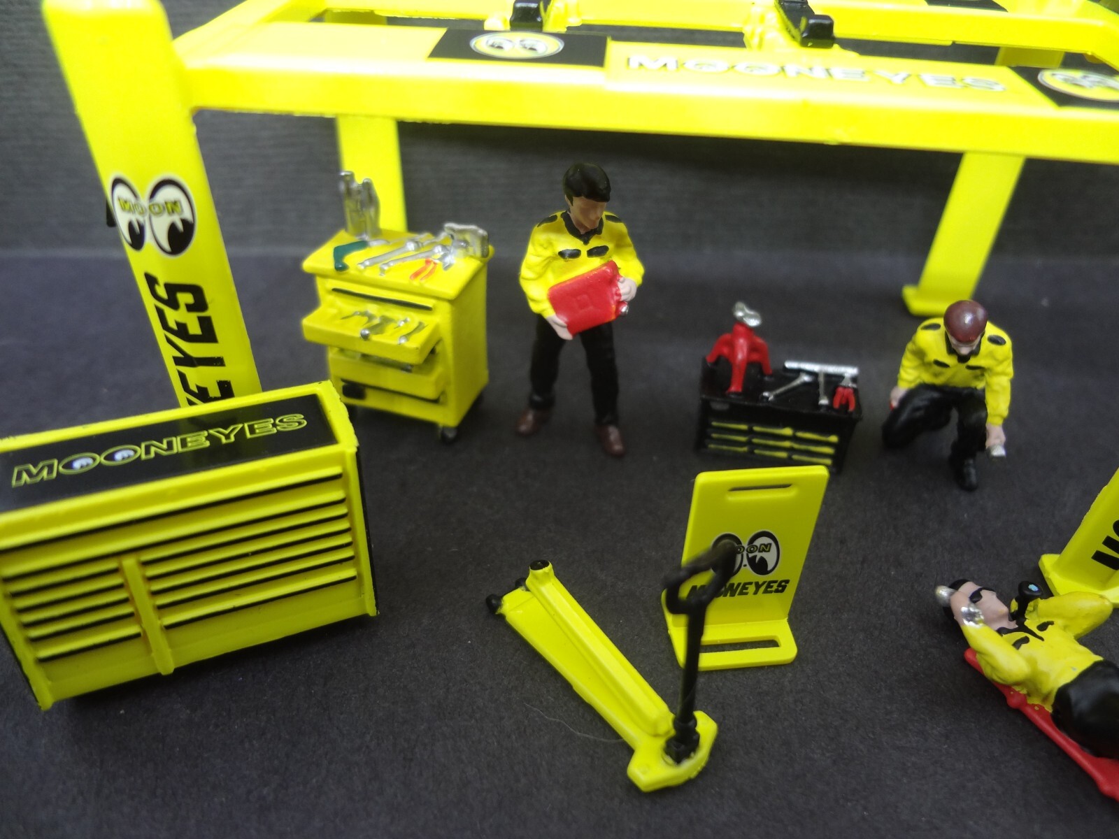 1:64 Scale figure set MOONEYES Mechanics + Moon Garage Set w/ lift + stickers