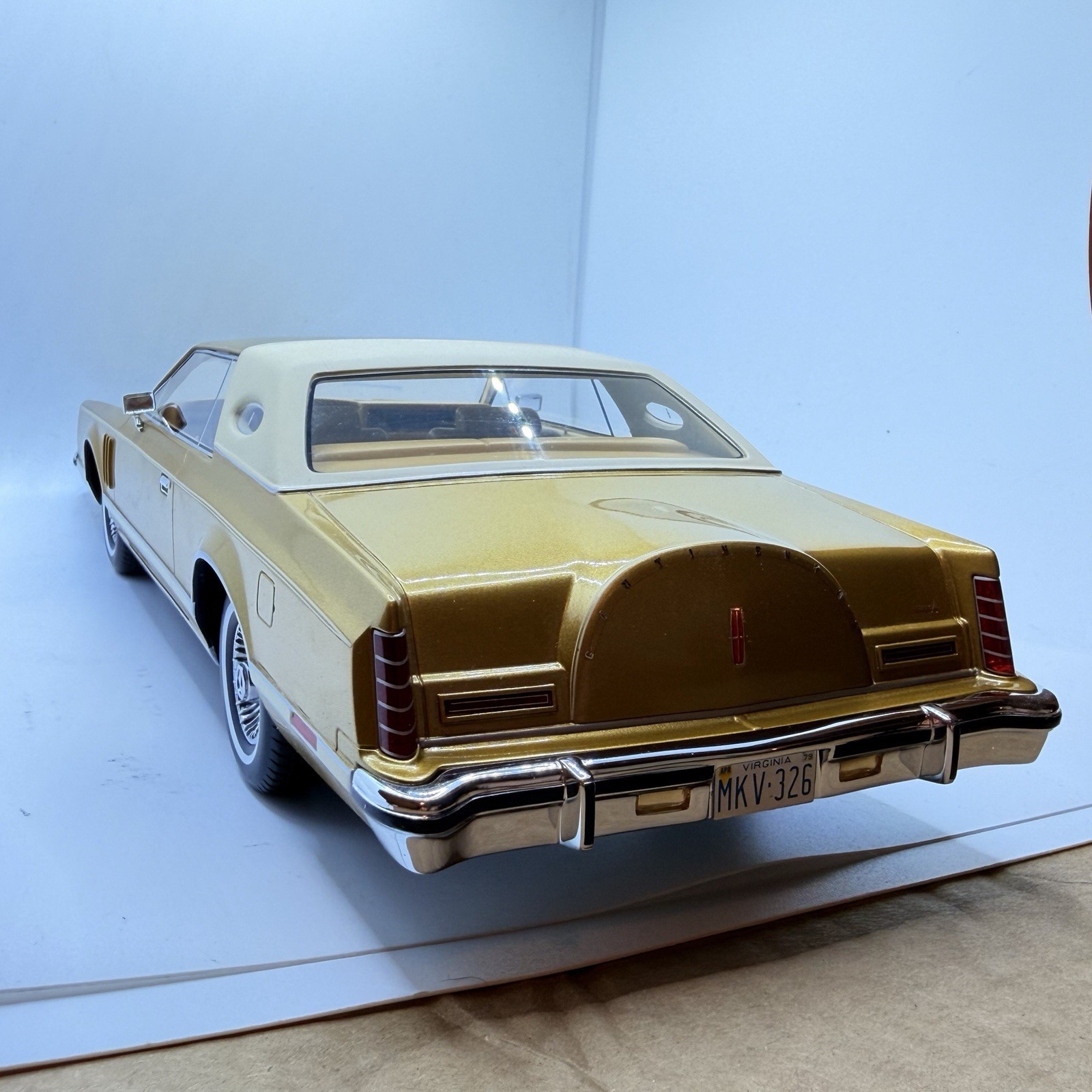 1977 LINCOLN CONTINENTAL MARK V GOLD SEALED MODEL 1:18 by MCG MODEL CAR GROUP