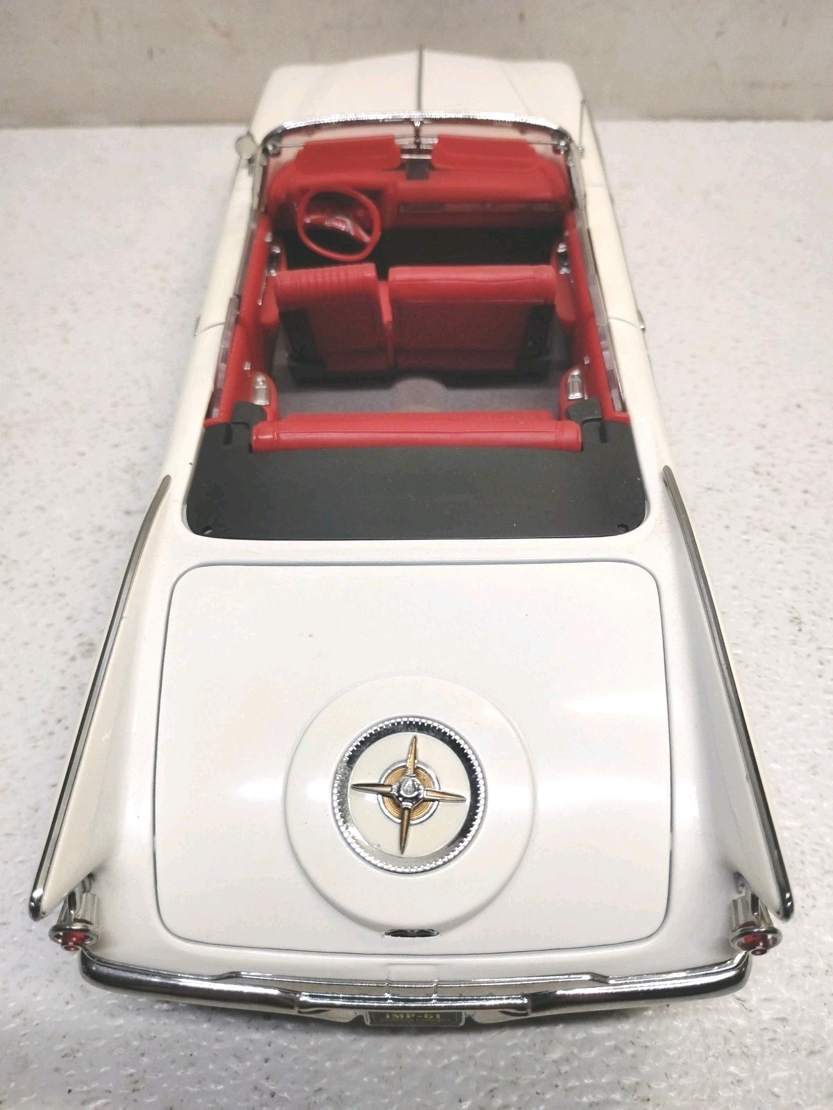 Yat Ming Road Signature 1961 Imperial Crown Convertible White 1:18 Removable Top