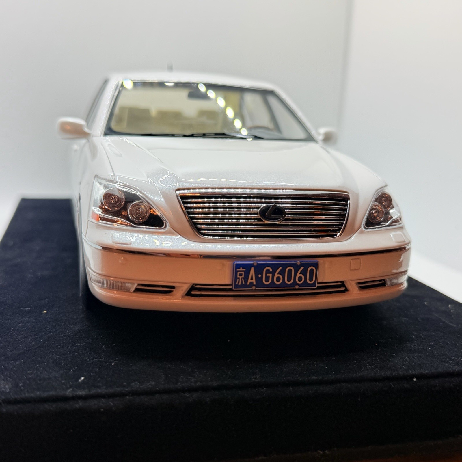 1/18 Ivy Models Lexus LS 430 in Gloss White 99 pieces Leather base