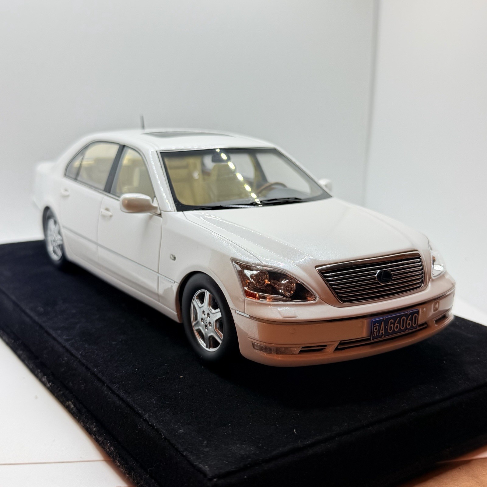 1/18 Ivy Models Lexus LS 430 in Gloss White 99 pieces Leather base