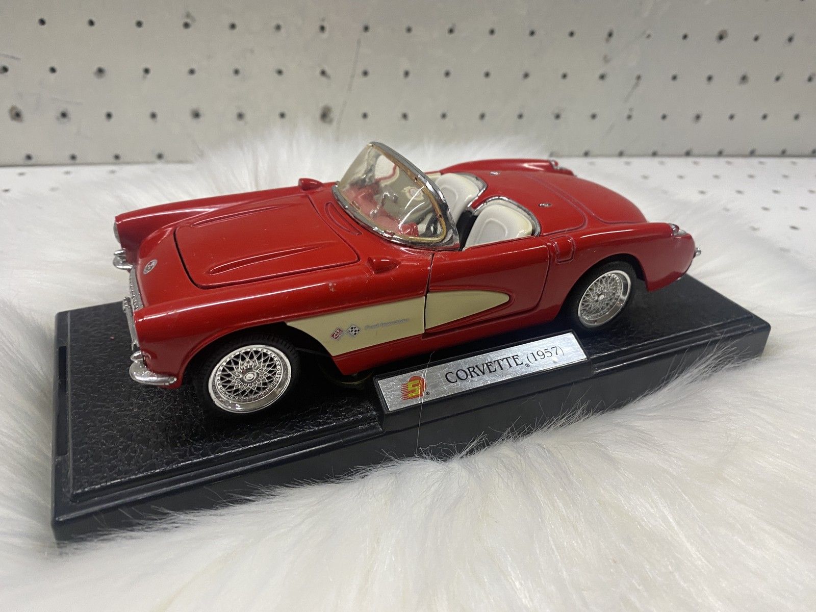 Chevrolet Corvette 1957 1:43 Diecast Model Toy Car Red Convertible With Stand
