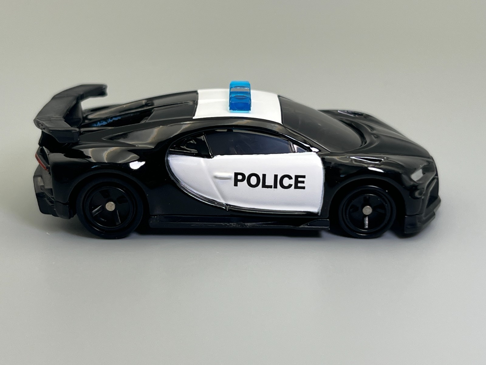 Bugatti Chiron Pur Sport Police Pursuit Tomica #79 1/63 scale