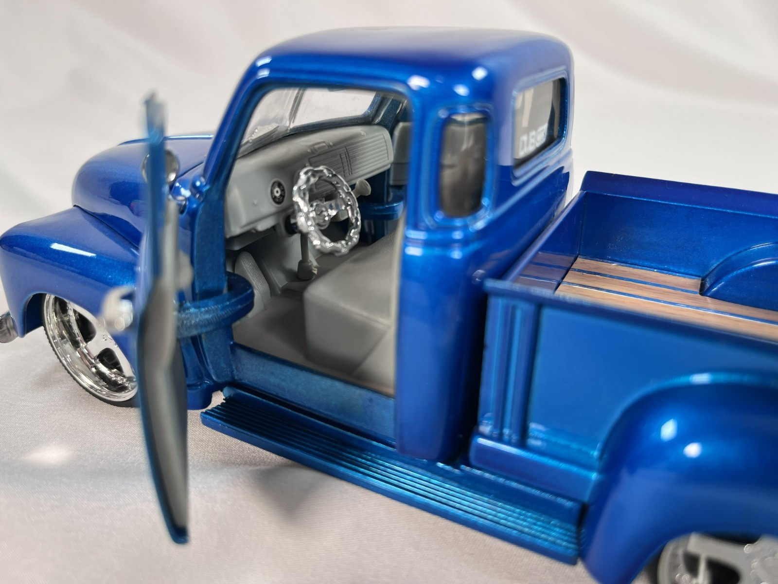 Jada Toys Dub City Old Skool 1951 Chevy Pickup Truck 1:24 Diecast Blue