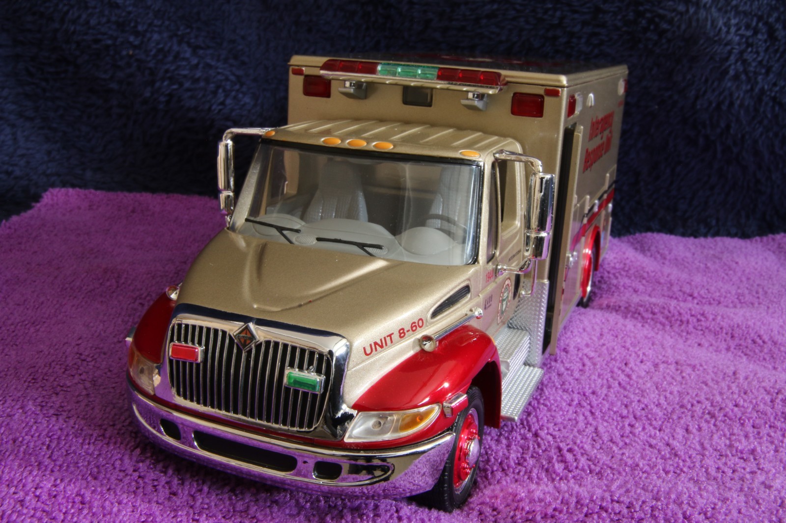 NEW UN-OPENED Ser# 005 — SMOKEY BEAR 60th Anniversary IH 4400 EMS Unit 18-3403