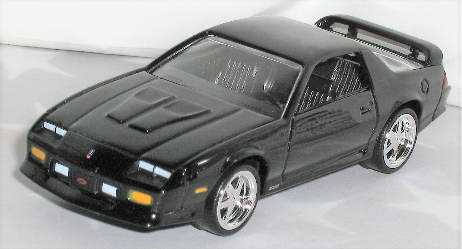 1/64 = 1992 CHEVROLET / CHEVY CAMARO Z/28 / Diecast Muscle Car = FREE SHIPPING