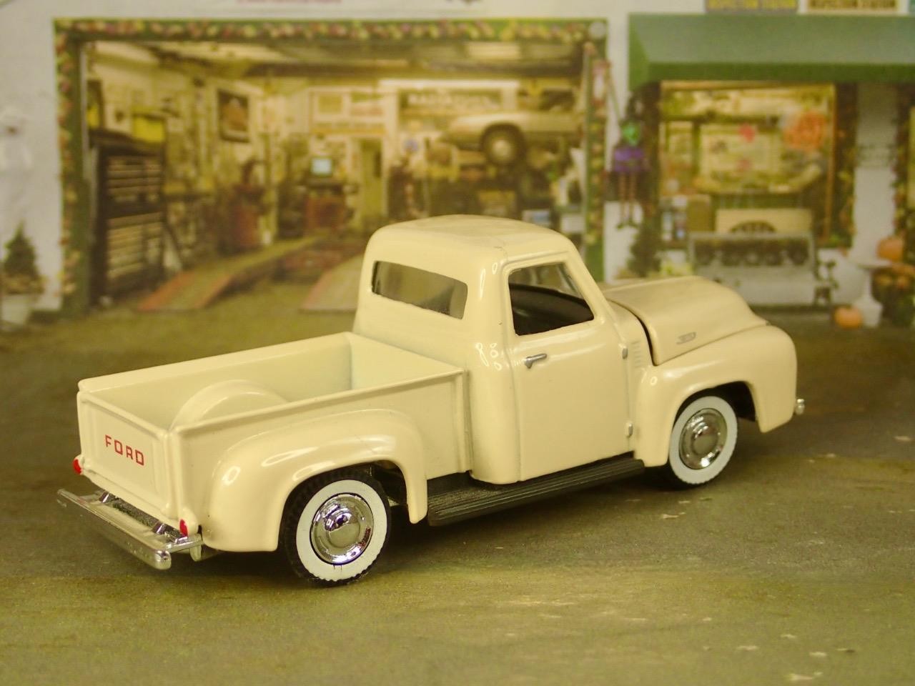 Vintage Motoring 1953 Ford F-100 Flathead V8 Step Side Pick-up 1/64 Scale LE O