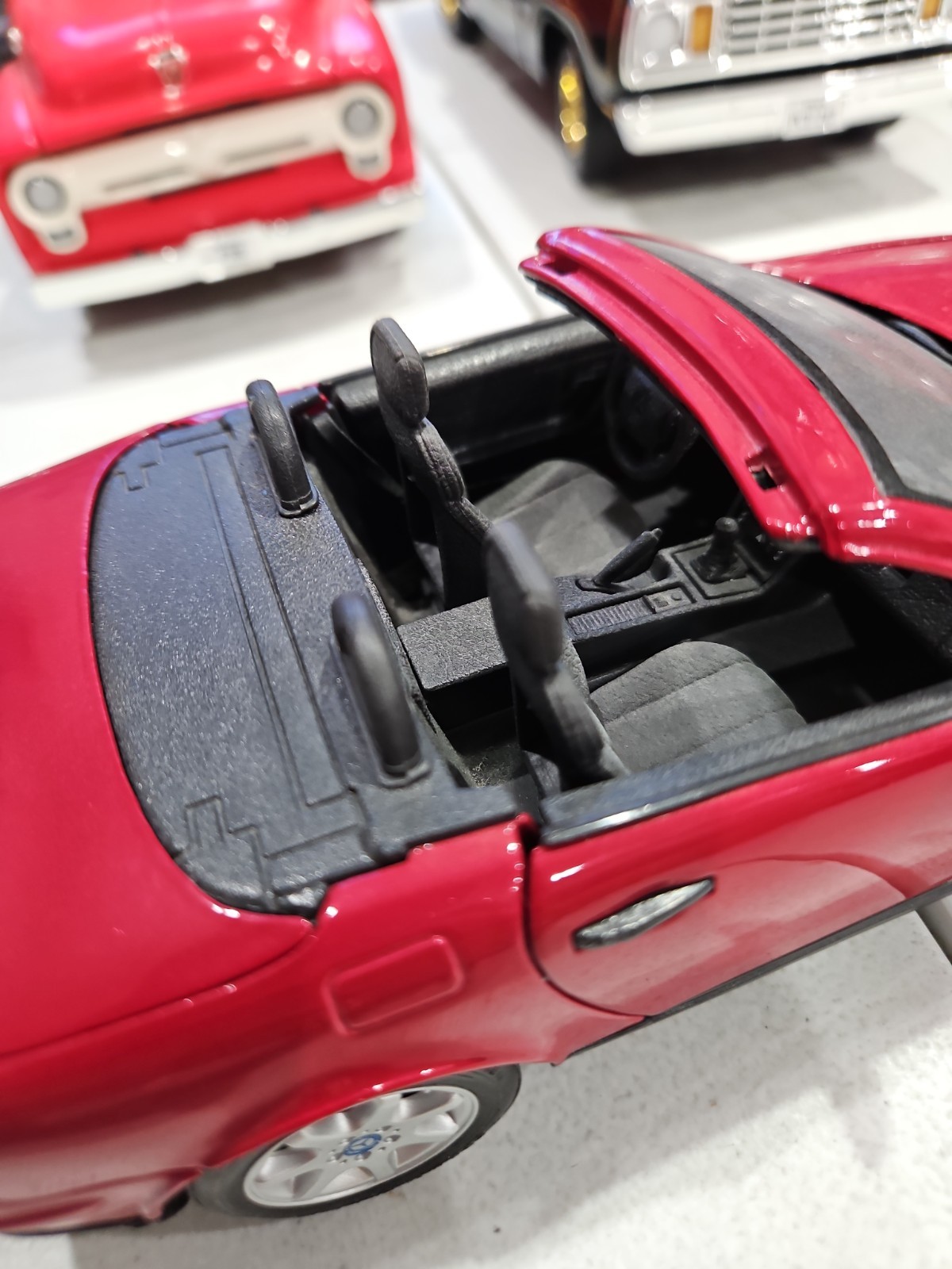 1:18 MAISTO MERCEDES BENZ SLK RED ON BLACK – NO BOX – FREE SHIPPING INCLUDED