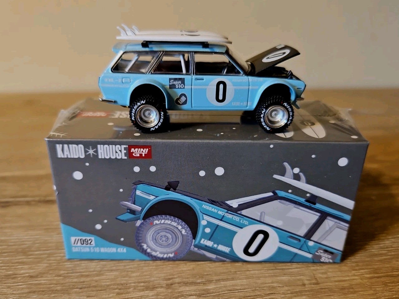 1:64 MINI GT Kaido House Datsun 510 Wagon 4×4 Winter Holiday Ed #092