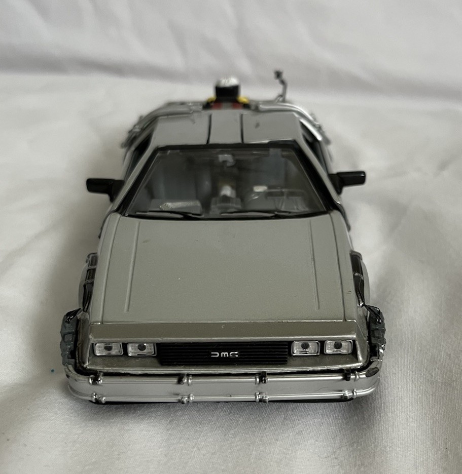 Welly 1:24 BACK TO THE FUTURE II DELOREAN Time Machine Universal Studios Car