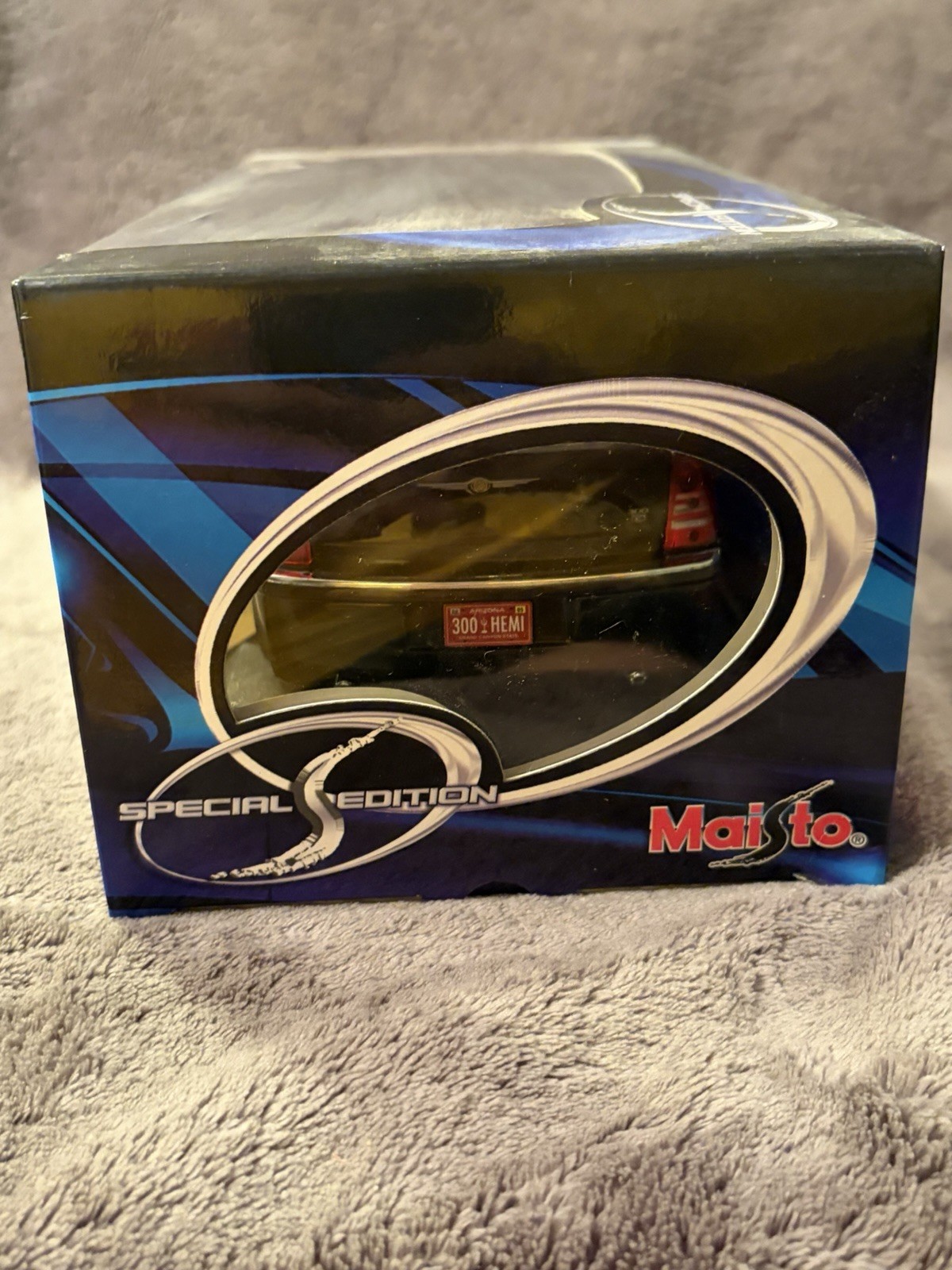 Maisto 2005 Chrysler 300C Hemi Black 1:18 Diecast Collectable Car